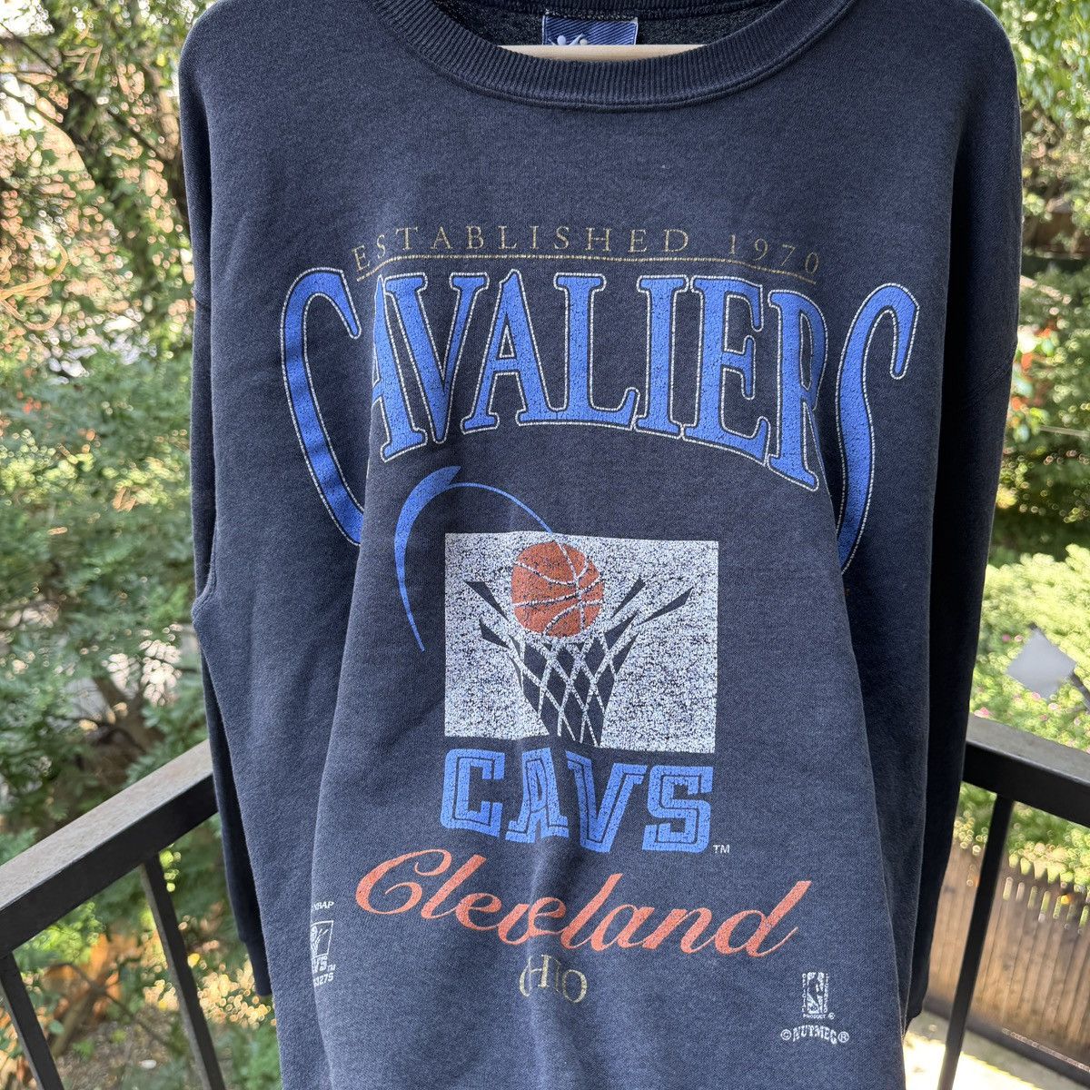 Vintage Thrashed Faded Distressed Cleveland Cavaliers Sweatshirt Size US L / EU 52-54 / 3 - 8 Thumbnail