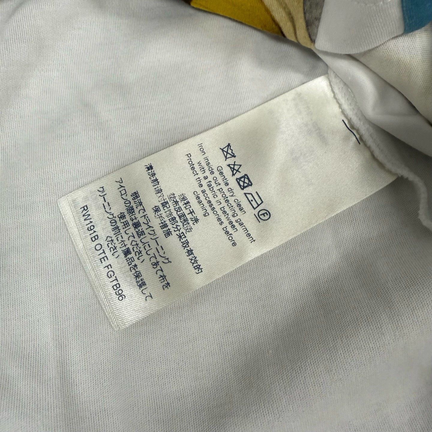 Louis Vuitton Louis Vuitton LV Large Logo Short-Sleeve T-Shirt Size S / US 4 / IT 40 - 7 Thumbnail
