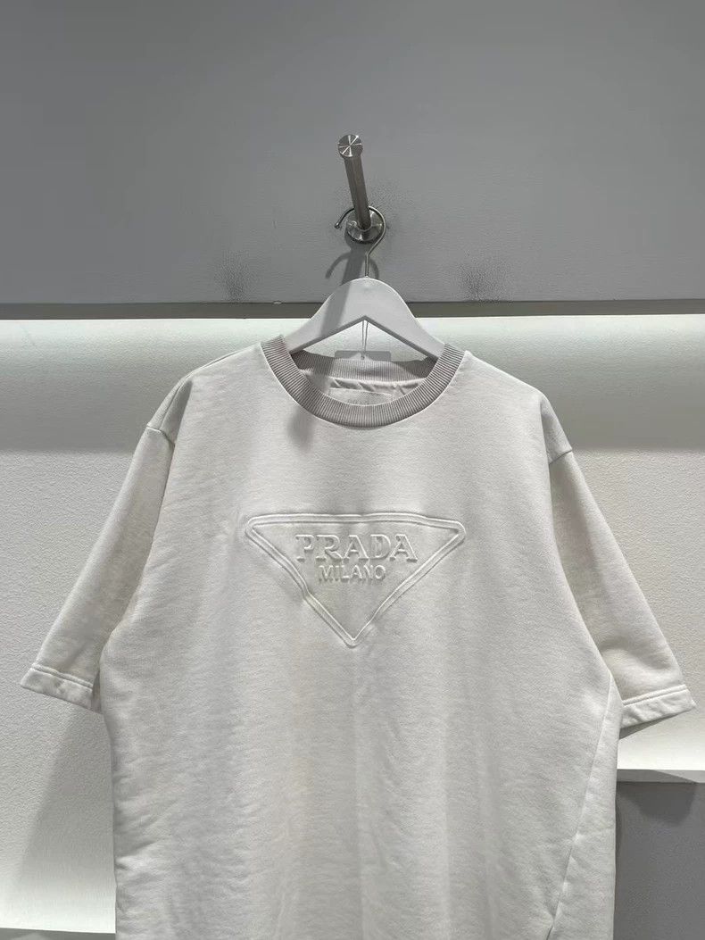 Prada Prada White relief letter logo short sleeves 2501-Nextarrow Size US M / EU 48-50 / 2 - 3 Thumbnail