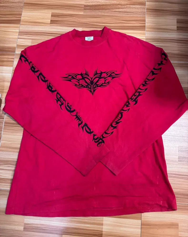 Vetements VETEMENTS Red Sanskrit Long Sleeve Shirt Size US S / EU 44-46 / 1 - 1 Thumbnail