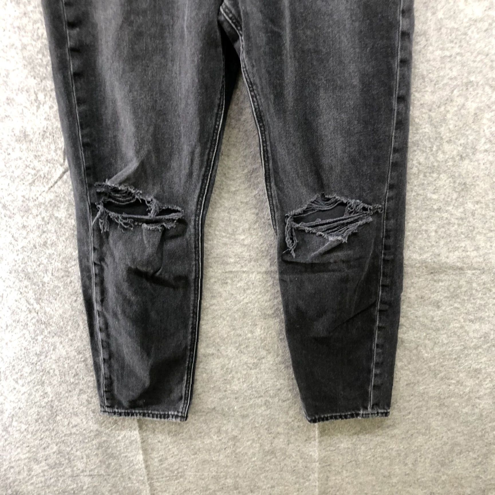 American Eagle Outfitters VINTAGE American Eagle Highest Rise Mom Jean Womens 2R Black Charcoal Ripped Knee Denim 5-Pocket Stretch Distressed Jeans Womens Size 26" / US 2 / IT 38 - 4 Thumbnail