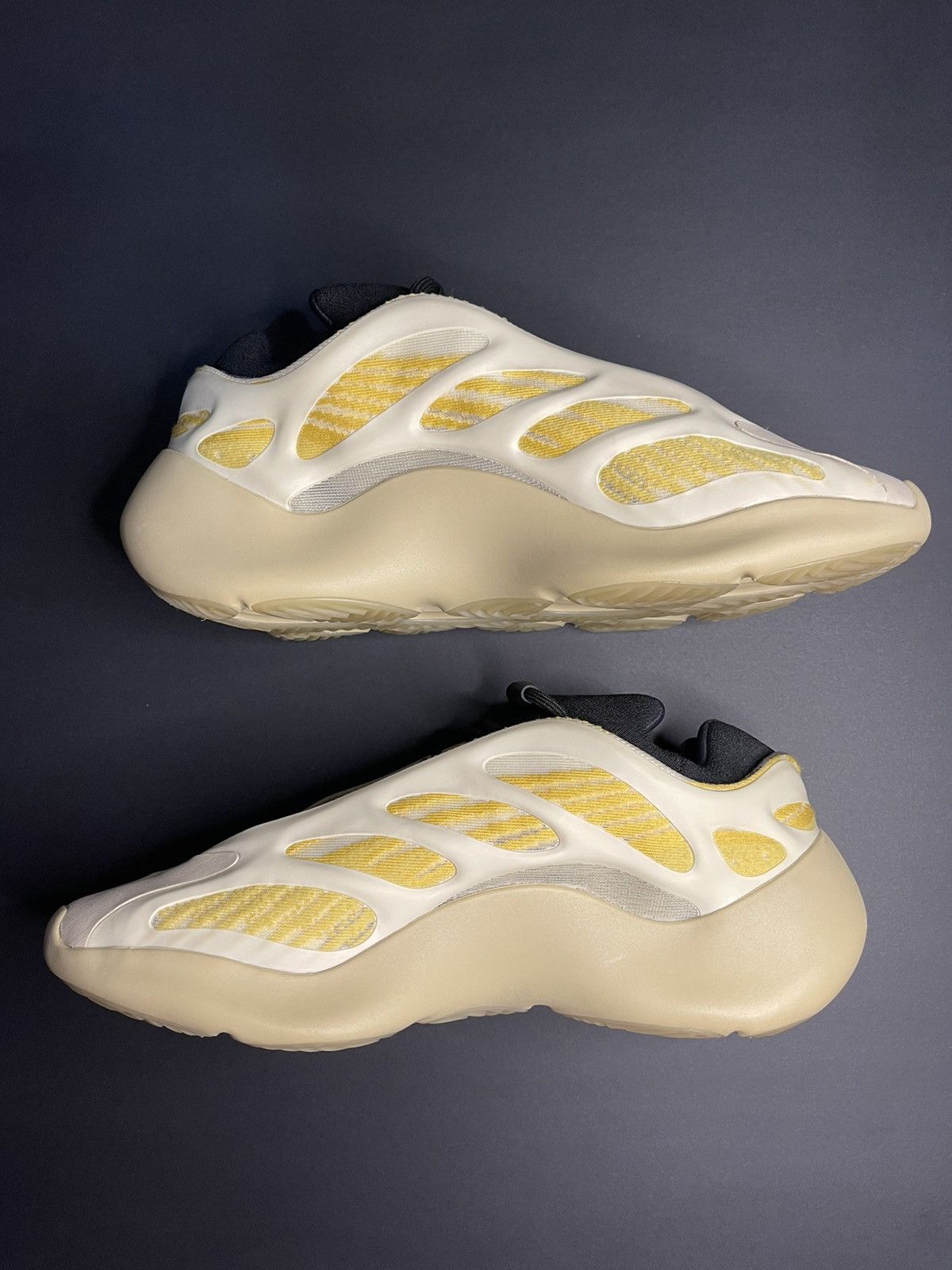 Yeezy Yeezy 700 V3 Safflower Size 10m Pre-owned (No Box) Size US 10 / EU 43 - 3 Thumbnail