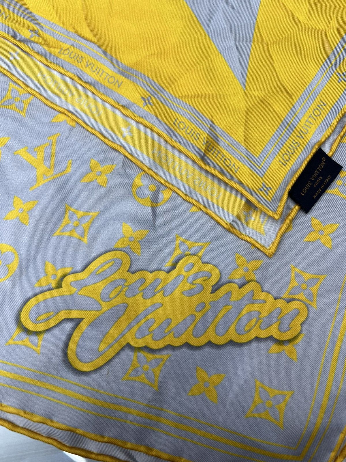 Louis Vuitton Louis Vuitton Monogram Glow Bandana Size ONE SIZE - 2 Thumbnail