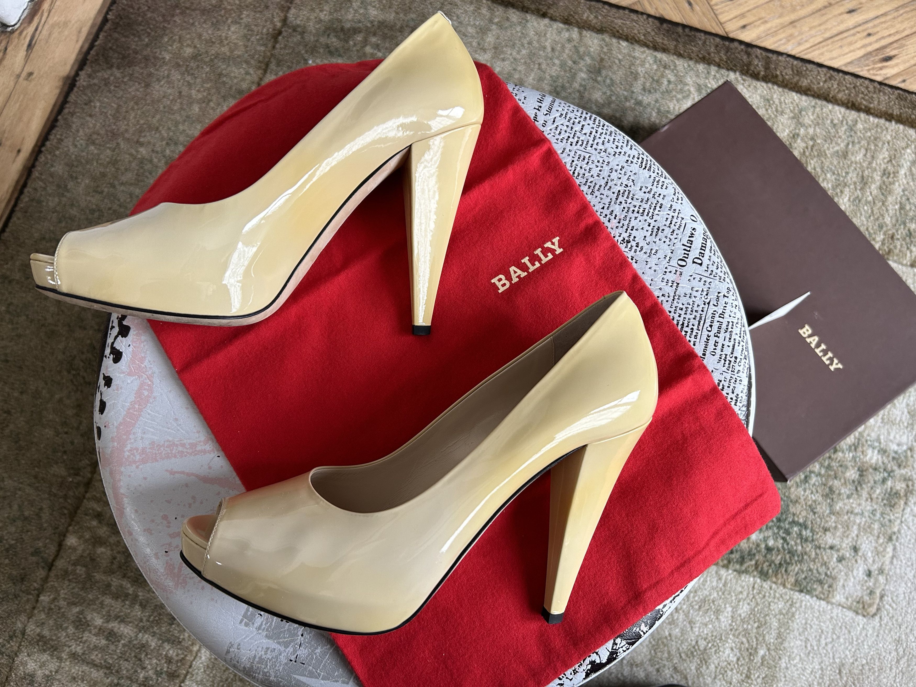 Bally Bally Beige Patent Leather Peep Toe Platform Heels 8.5 EU 39 Size US 9 / IT 39 - 8 Thumbnail