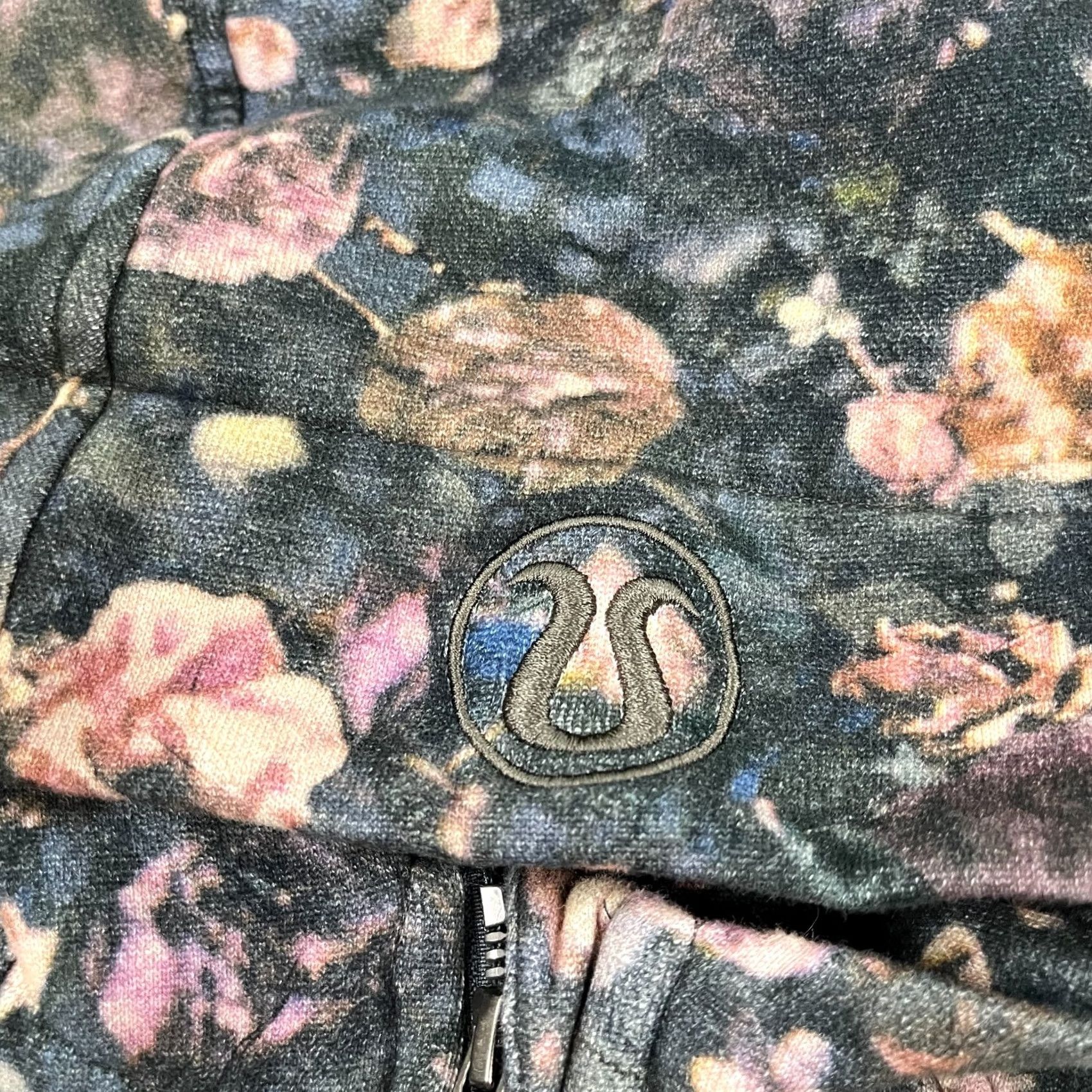 Lululemon VINTAGE Lululemon Scuba Hoodie Size 6 Frosted Rose Floral Active Sweatshirt Full Zip Size M / US 6-8 / IT 42-44 - 2 Thumbnail
