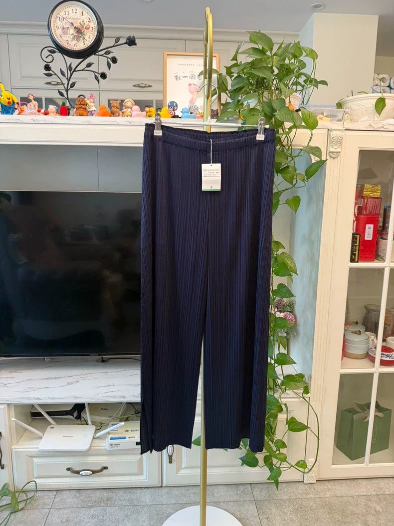 Issey Miyake Issey Miyake size:4 Black straight-leg wide-leg pants Size 31" - 1 Thumbnail