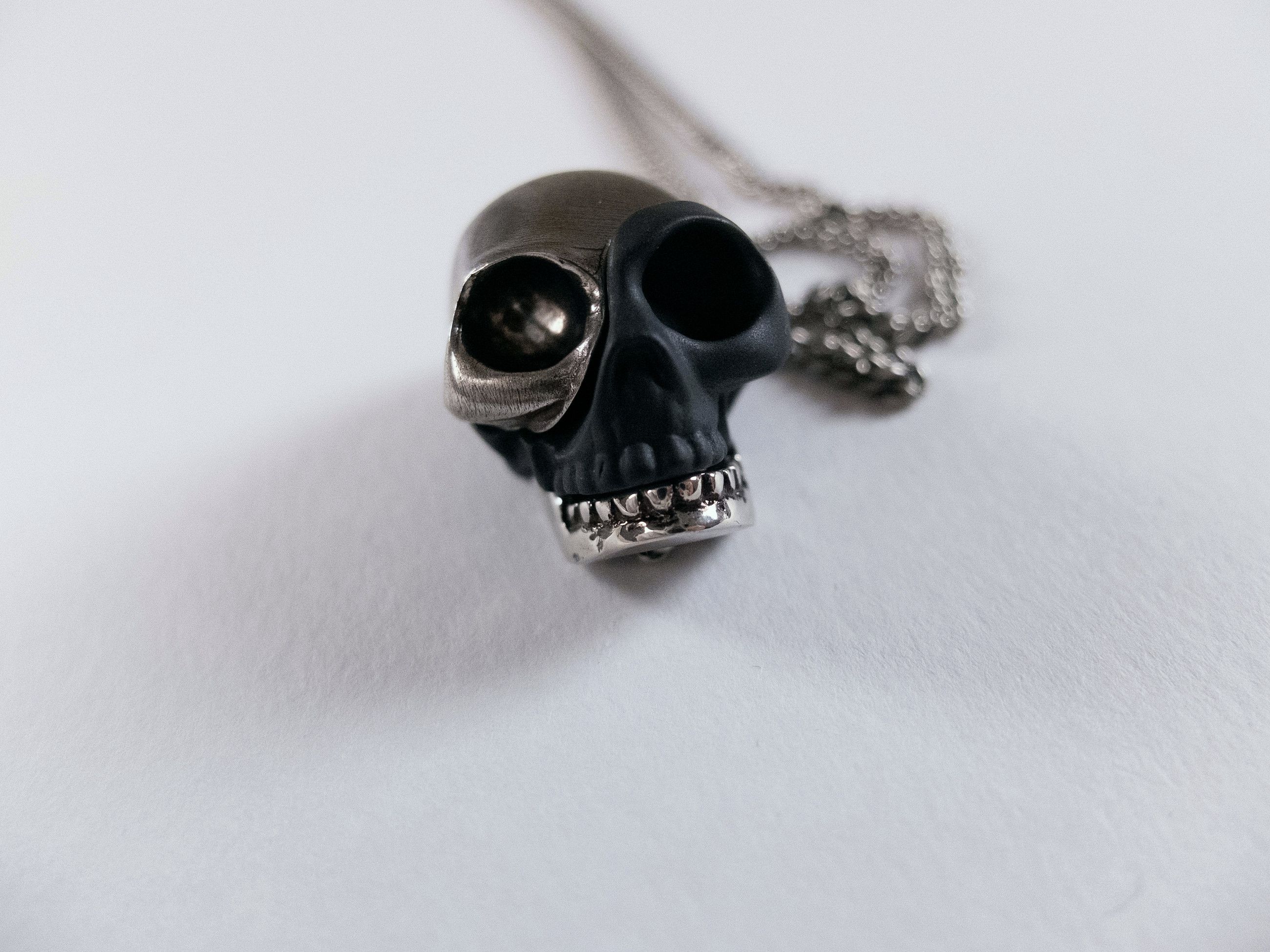 Alexander McQueen ALEXANDER MCQUEEN split skull silver tone pendant necklace Size ONE SIZE - 9 Thumbnail