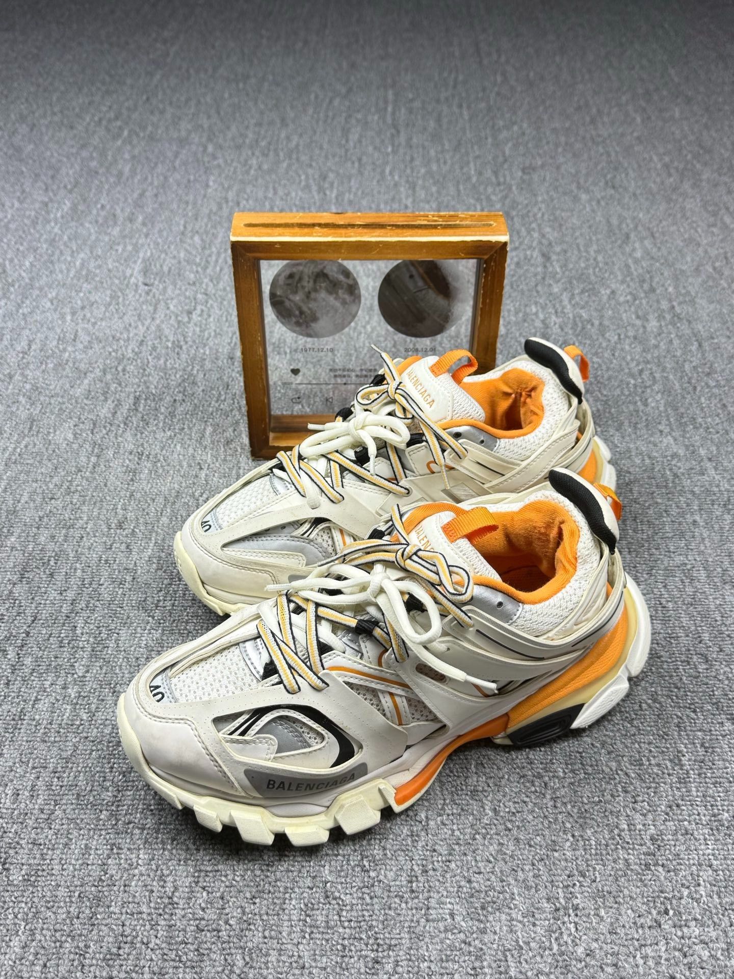 Balenciaga Balenciaga White Lowtop Sneakers 7 Men Size US 7 / EU 40 - 1 Thumbnail
