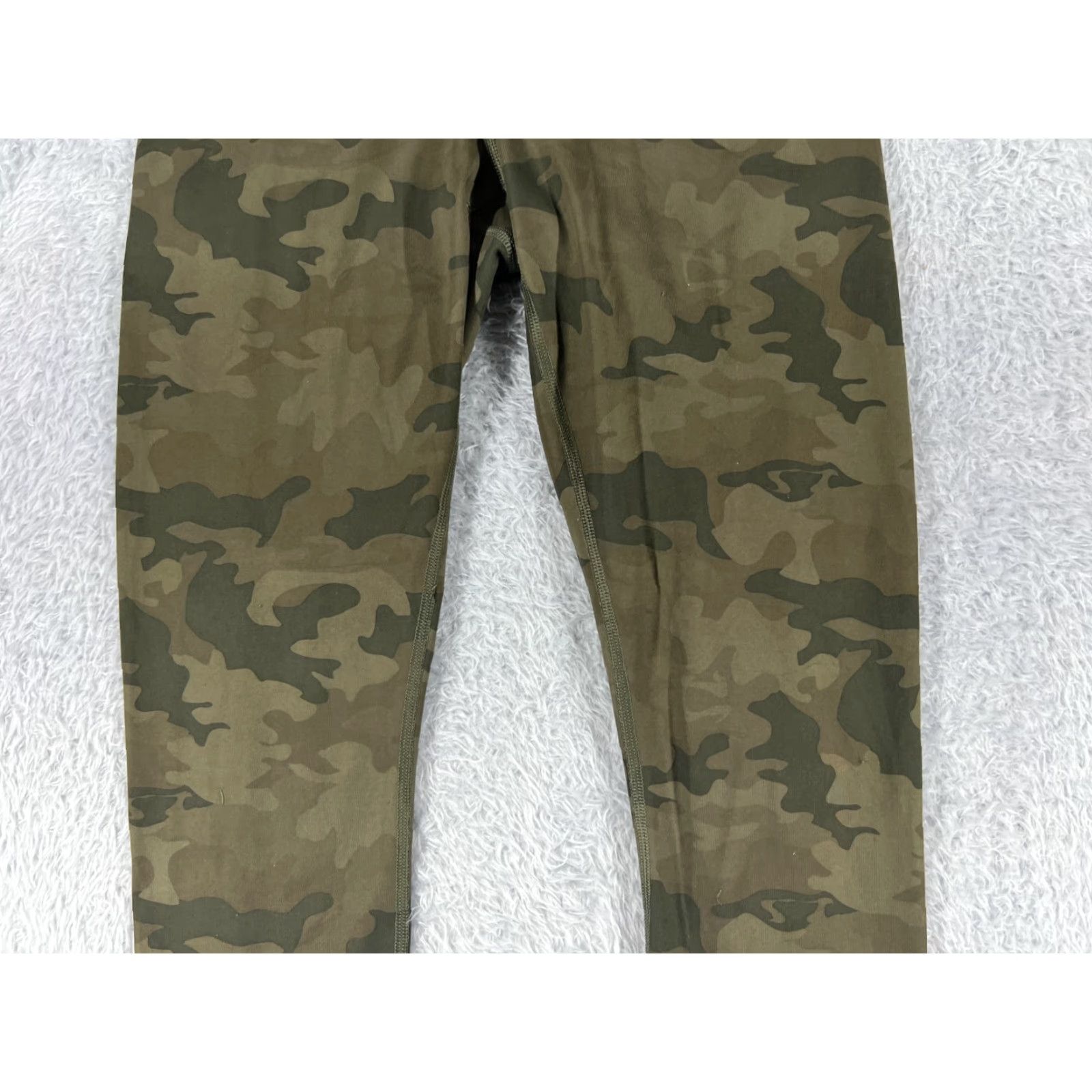Lululemon Lululemon Wunder Under Pants Womens 4 Green Camo Cropped 21" Inseam Yoga Activewear Stretch Wunder Under Crop Green Camouflage Sneakers? Size 27" / US 4 / IT 40 - 3 Thumbnail
