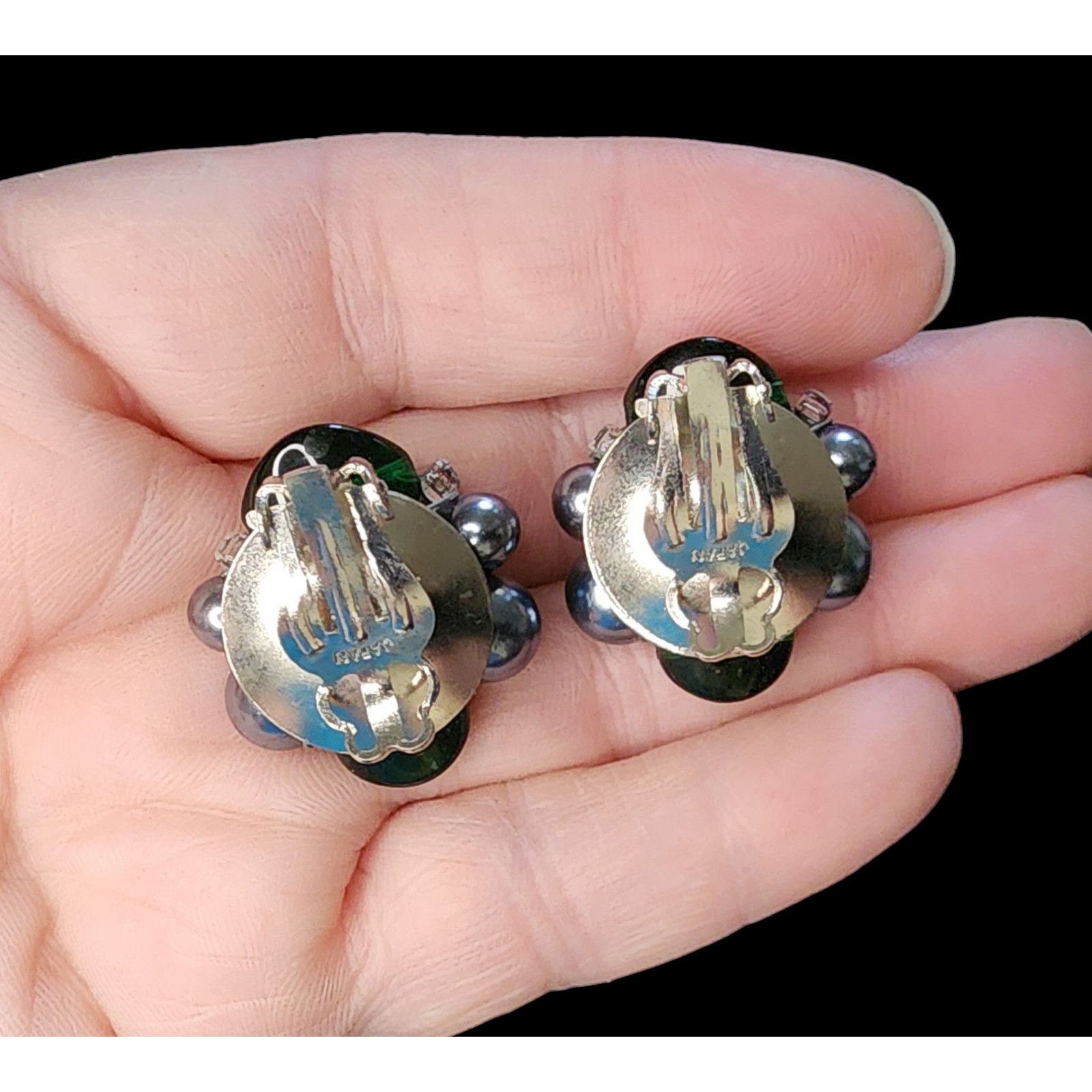 The Unbranded Brand Vintage gray pearls, green glass bead clip-on earrings Japan Size ONE SIZE - 6 Thumbnail