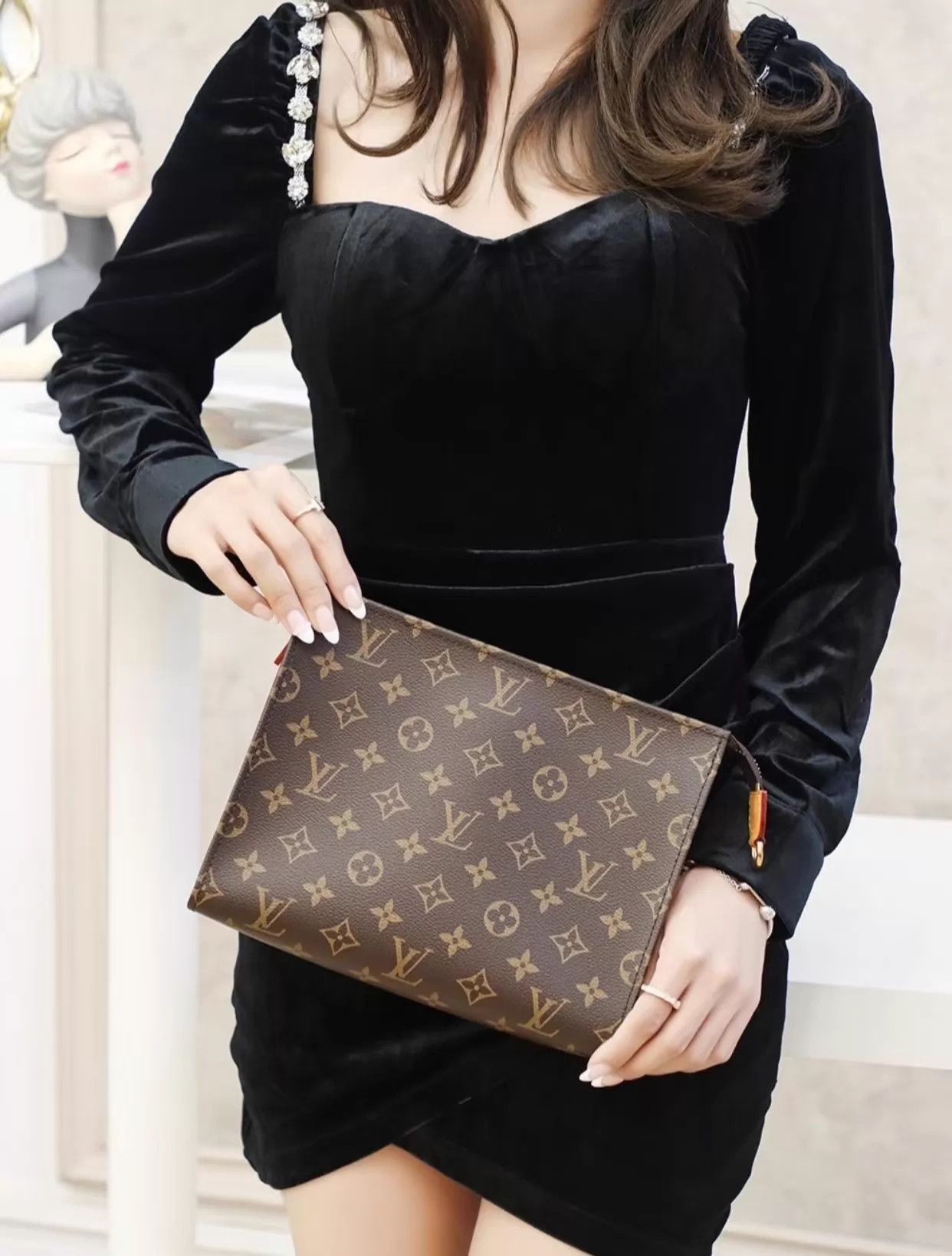 Louis Vuitton LV Monogram 26 Clutches Pouch 16M927 GC 25x20x5.5 Size ONE SIZE - 5 Thumbnail