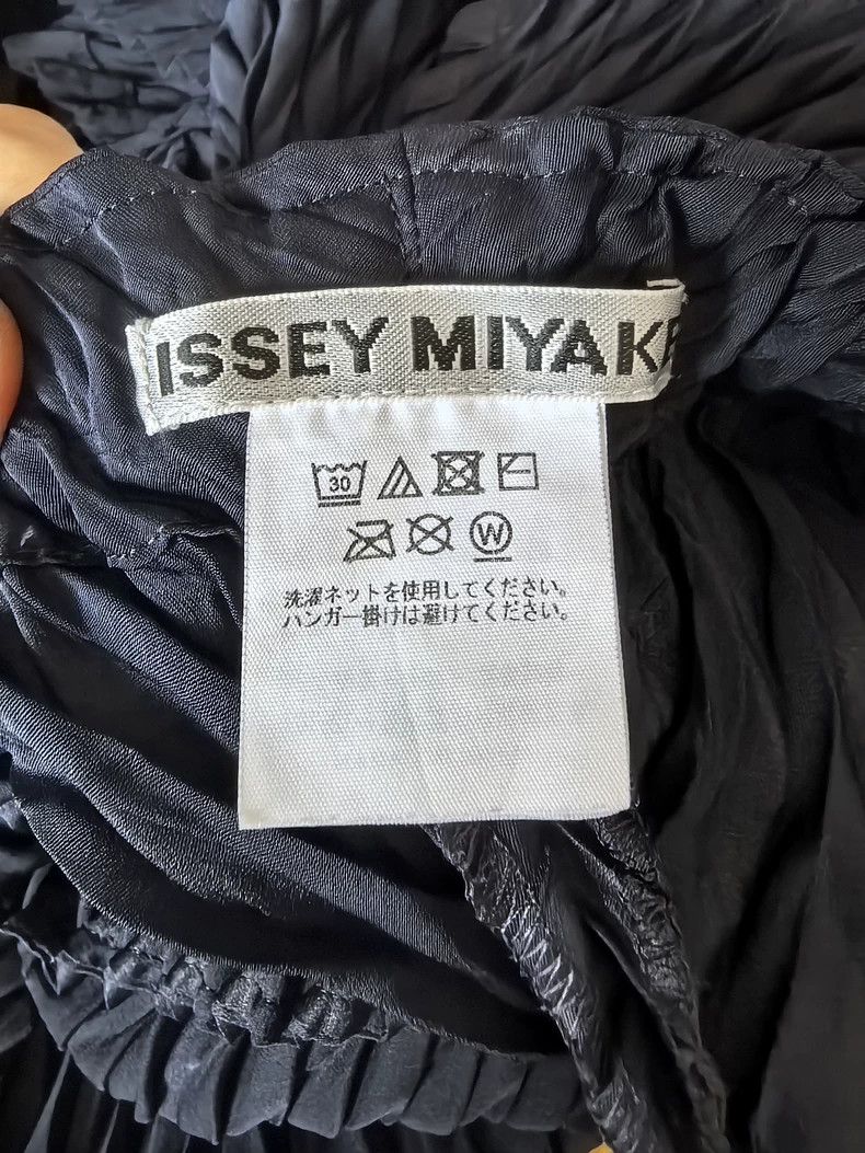 Issey Miyake Issey Miyake size:2 Dark blue fish-scale pants Size 22" - 3 Thumbnail