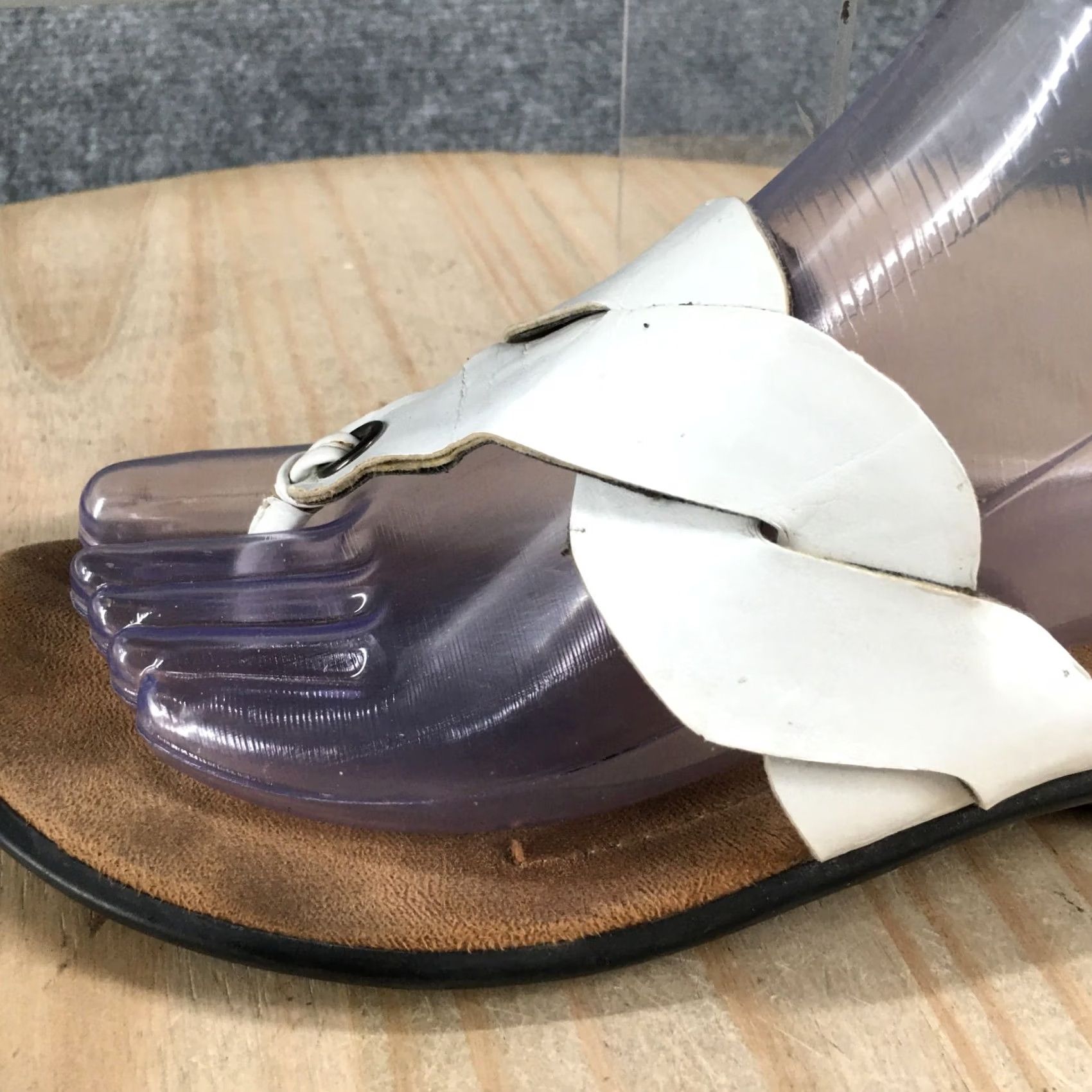 Naturalizer Naturalizer Johan Sandals Womens White Casual Slip On Thong Faux Leather 8 M Size US 8 / IT 38 - 3 Thumbnail