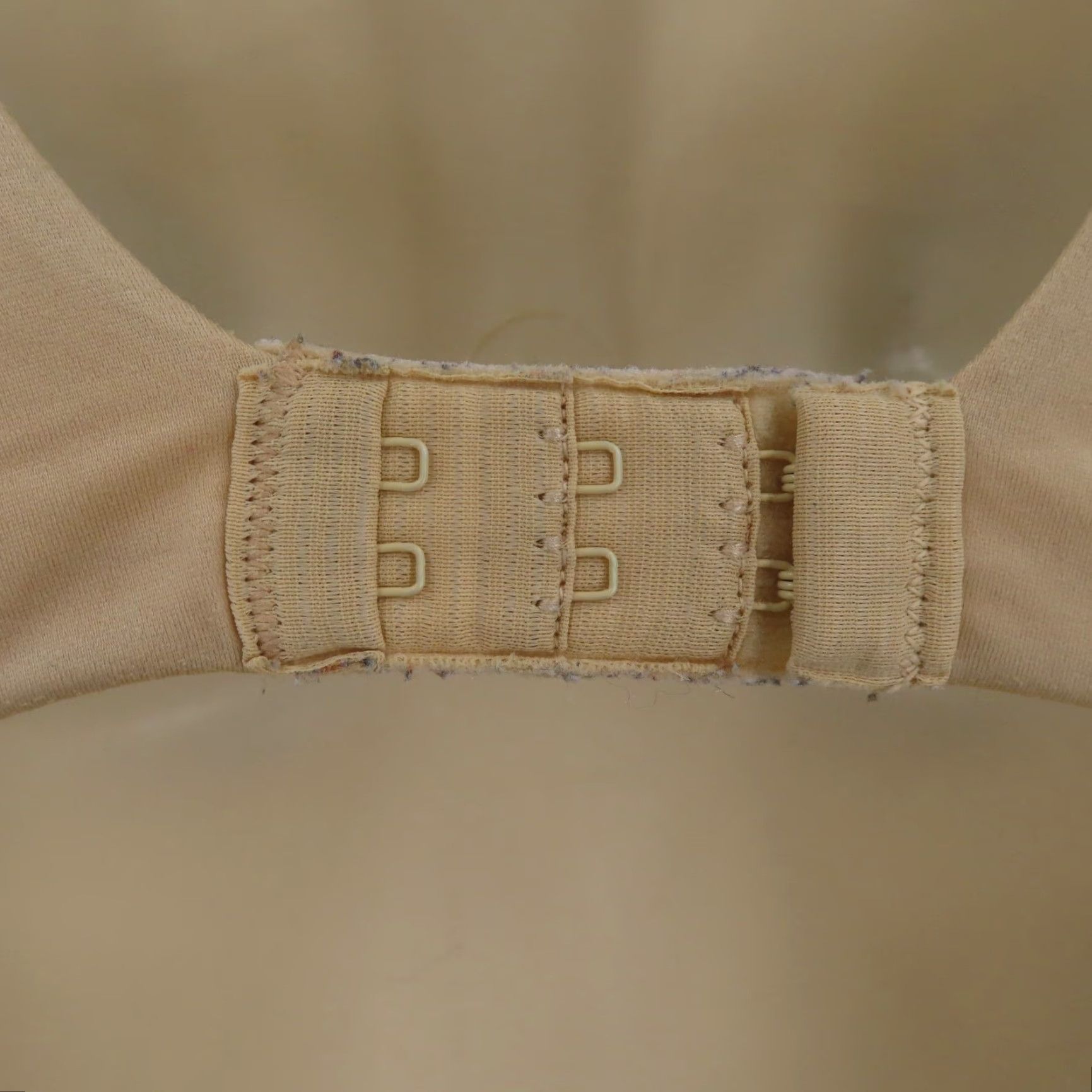 Vintage Maidenform 34B Bra Solid Beige 09402 Comfort Devotion Smooth Cup Underwire Lined T-Shirt Bra Womens Size ONE SIZE - 7 Thumbnail
