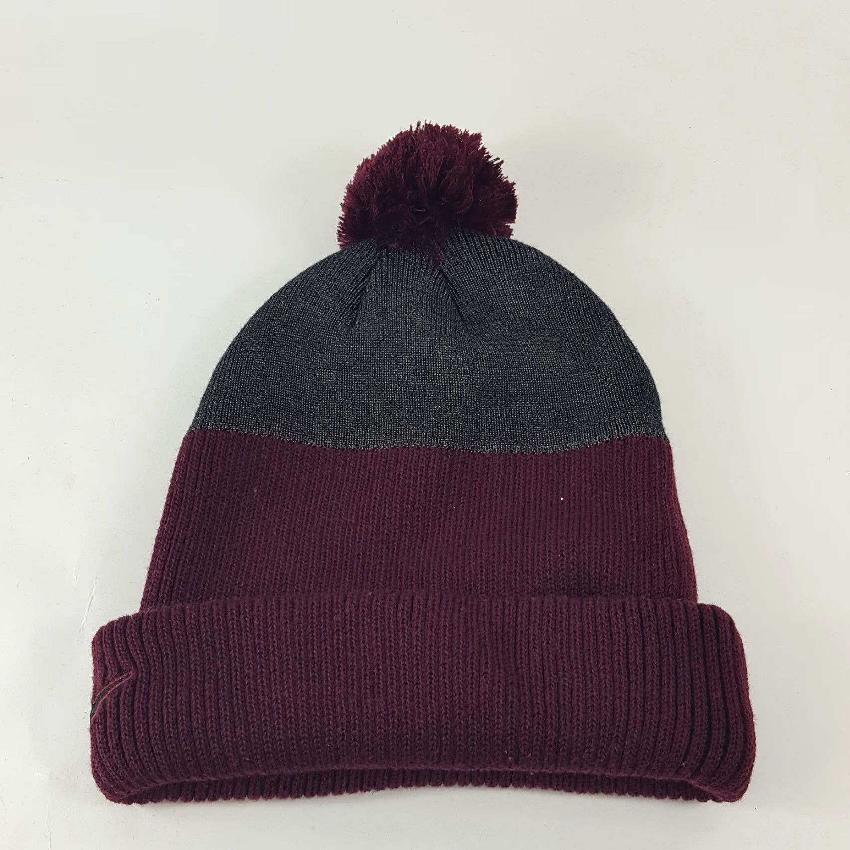 Nike VINTAGE Nike Football Beanie Hat Men One Size Red 90s Retro Winter Sport University Size ONE SIZE - 4 Thumbnail