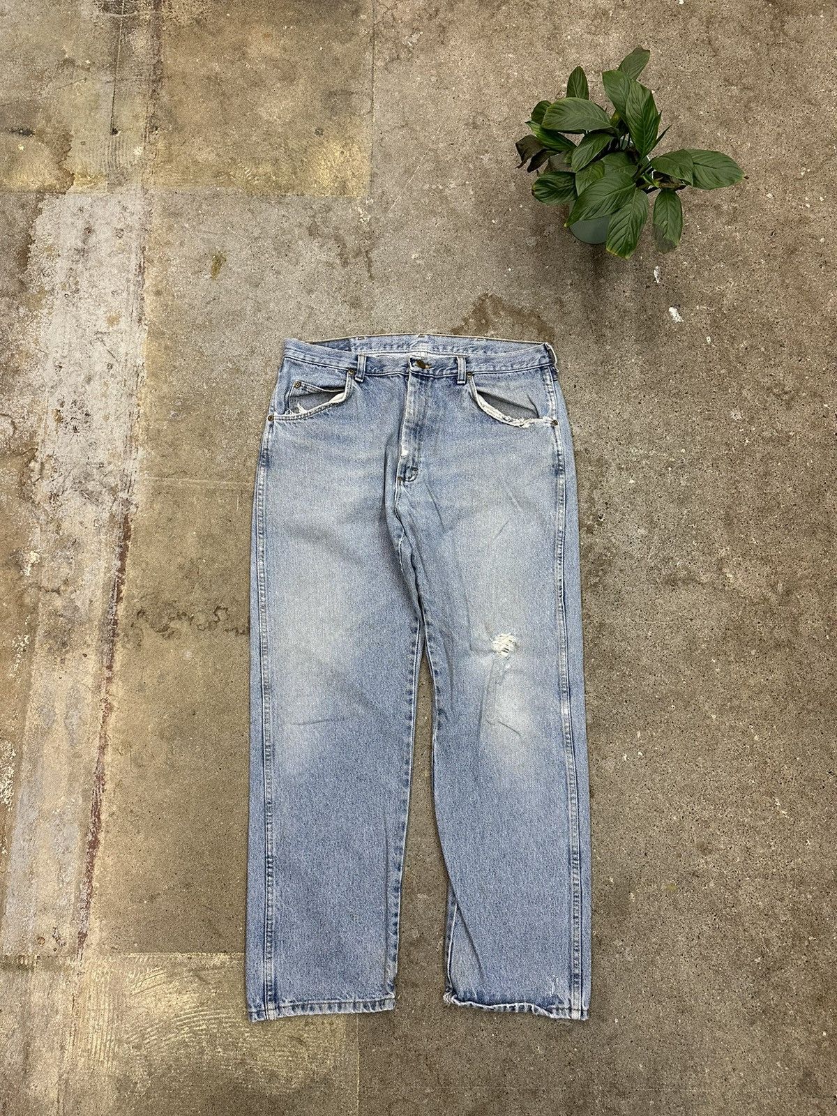 Vintage × Wrangler Wrangler Lightwash Distressed Jeans Size 36 Size US 36 / EU 52 - 1 Thumbnail