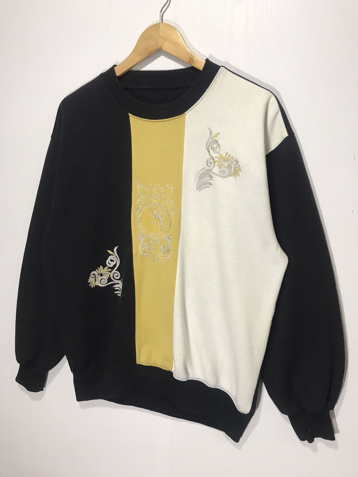 Japanese Brand × Vintage Vintage Caesar Bloral Embroidery Crewneck Sweatshirt Size L / US 10 / IT 46 - 2 Thumbnail