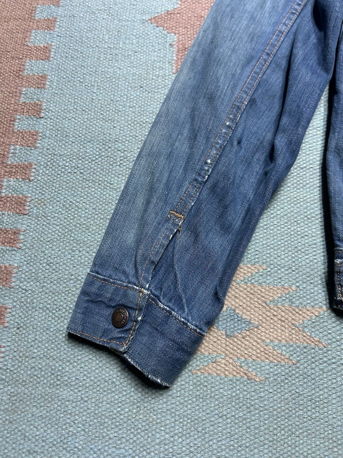 Vintage 70s Levi’s gals denim trucker jacket big E distressed S/M Size S / US 4 / IT 40 - 13 Thumbnail