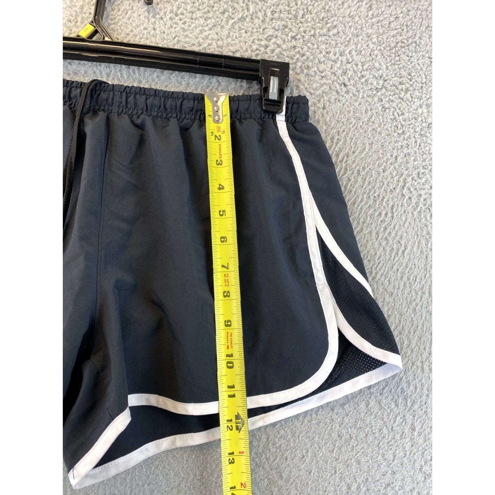 Under Armour Under Armour Women Athletic Shorts Running Drawstring Heatgear Black M / 91-43 Size 32" / US 10 / IT 46 - 5 Thumbnail