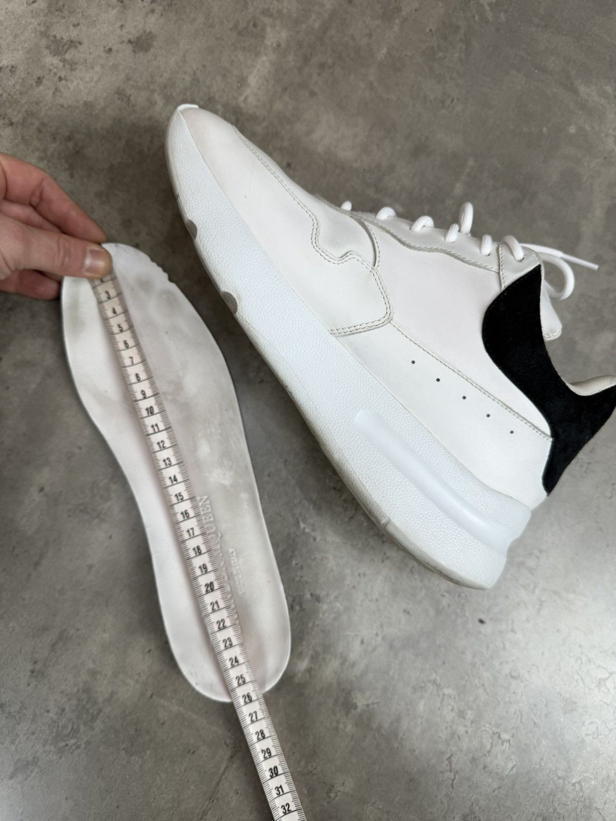 Alexander McQueen Alexander McQueen Oversized White Leather Sneakers Size 38 Size US 8 / IT 38 - 20 Thumbnail