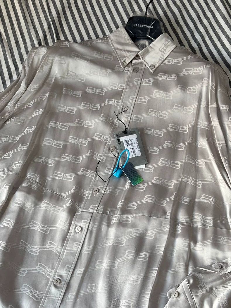 Balenciaga Balenciaga Ladies Shirt 100% Viscose \n Drop shoulder desi Size US M / EU 48-50 / 2 - 3 Thumbnail