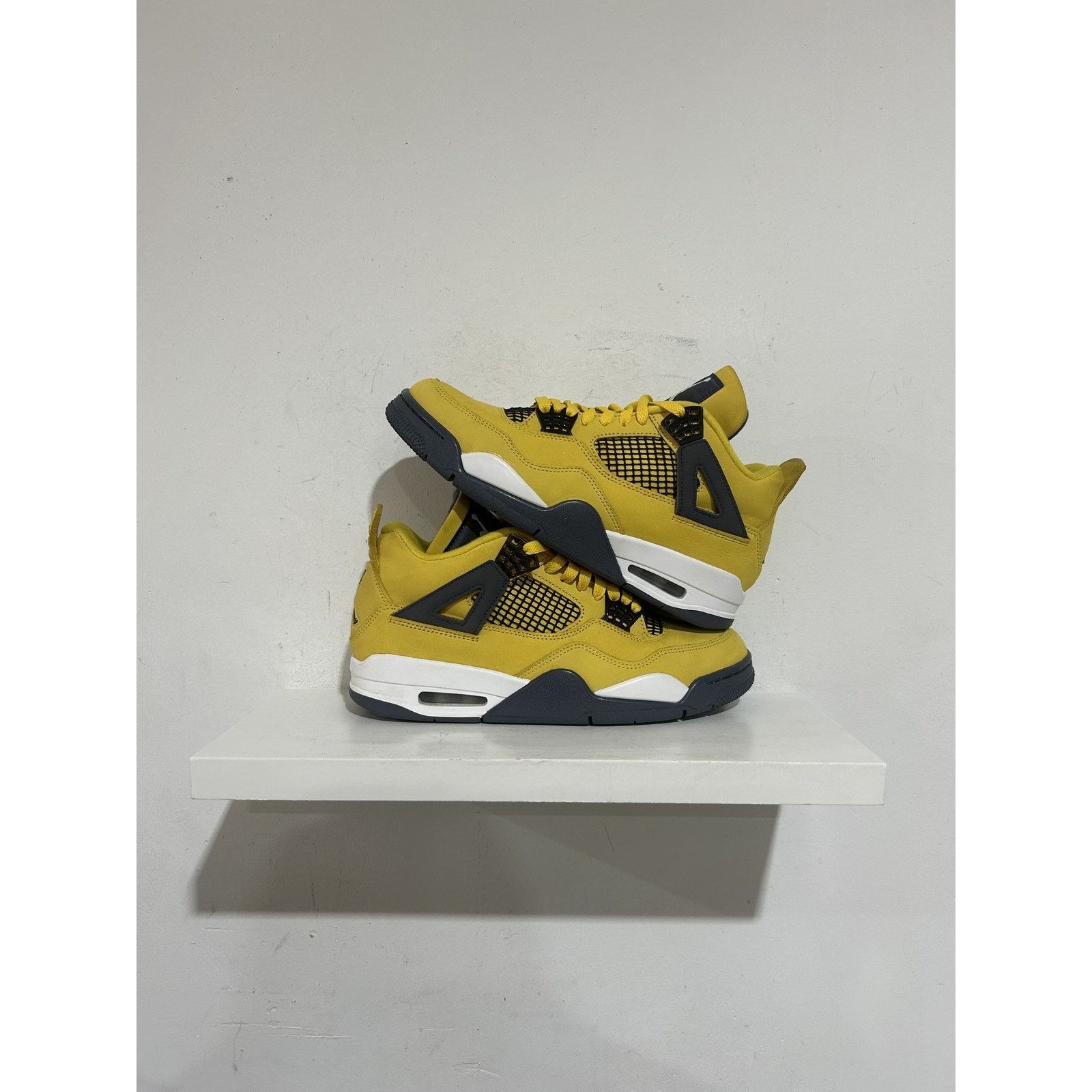 Nike JORDAN 4 RETRO LIGHTNING SIZE 9 PREOWNED Size US 9 / EU 42 - 1 Thumbnail