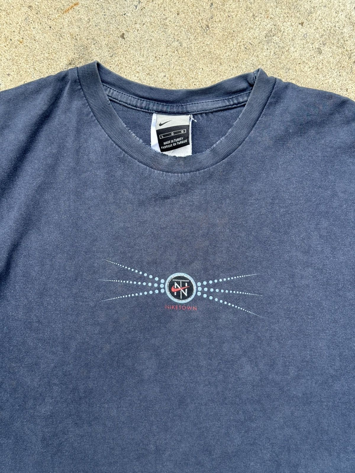 Nike Vintage Nike Town 90's T-shirt Size US L / EU 52-54 / 3 - 4 Thumbnail