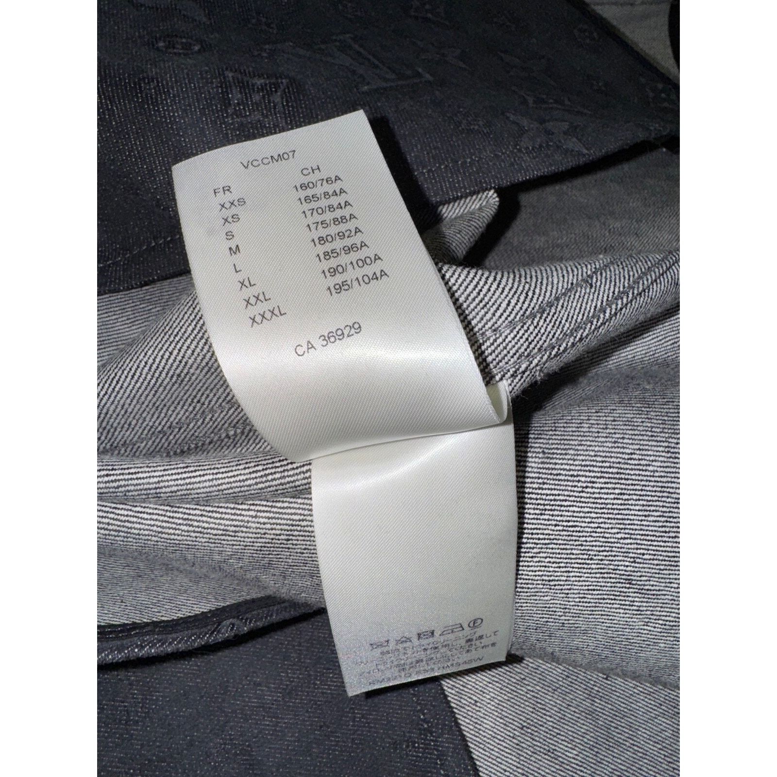 Louis Vuitton Louis Vuitton Black Embossed Monogram Logo Baseball Shirt Size US L / EU 52-54 / 3 - 21 Thumbnail