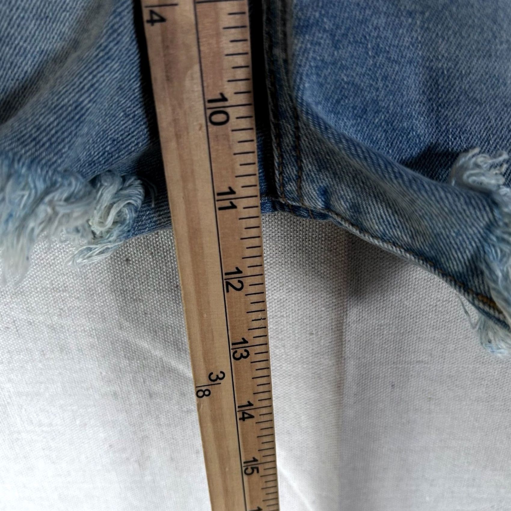 Vintage KUT from the Kloth Jane High Rise Distressed Denim Shorts Light Wash 29 Casual Womens Shorts 3.5 Inseam Blue Distressed Logo Pocket Button Size 24" / US 00 / IT 34 - 6 Thumbnail