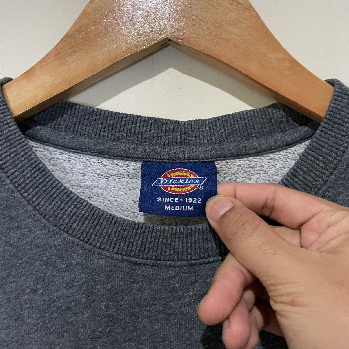 Dickies Dickies sweatshirt in grey with a collegiate-style log Size US M / EU 48-50 / 2 - 3 Thumbnail