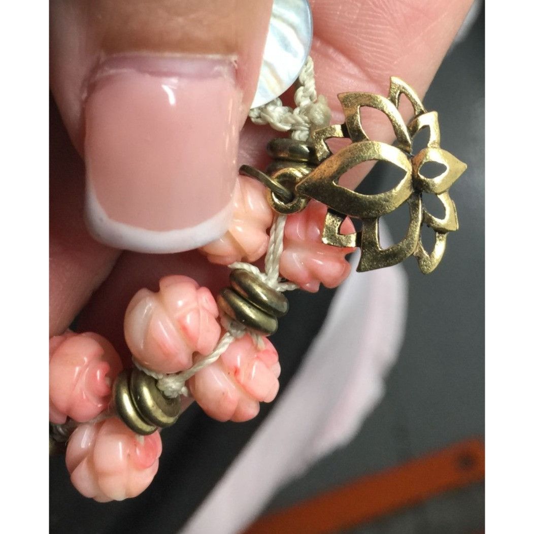 Other Women's Gold Tone Bracelet with Pink Flowers on it Size ONE SIZE - 4 Thumbnail