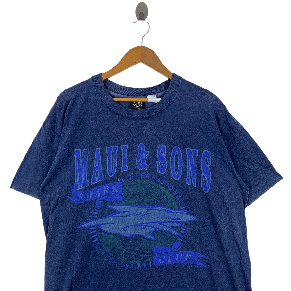 Maui and Sons Vintage 90s MAUI AND SONS 1994 Usa Shark Club Tshirt Size US XL / EU 56 / 4 - 2 Thumbnail