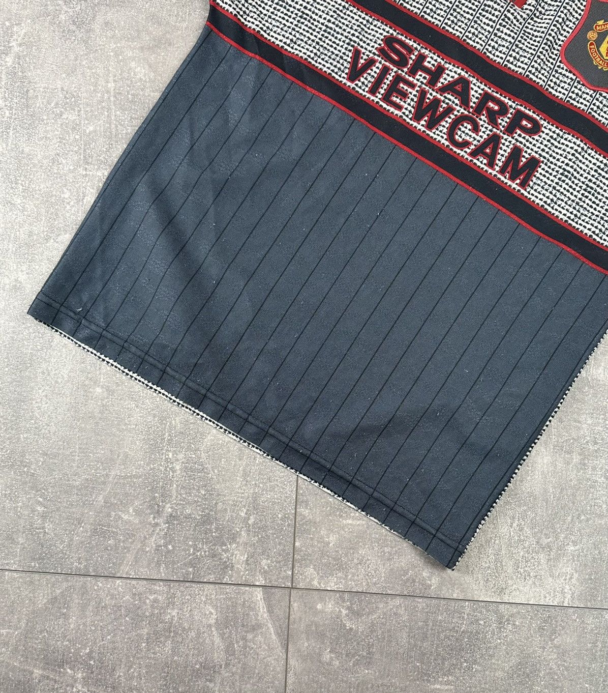 Umbro Umbro Manchester United Away 1995/96 Retro Soccer Jersey Size US XS / EU 42 / 0 - 3 Thumbnail