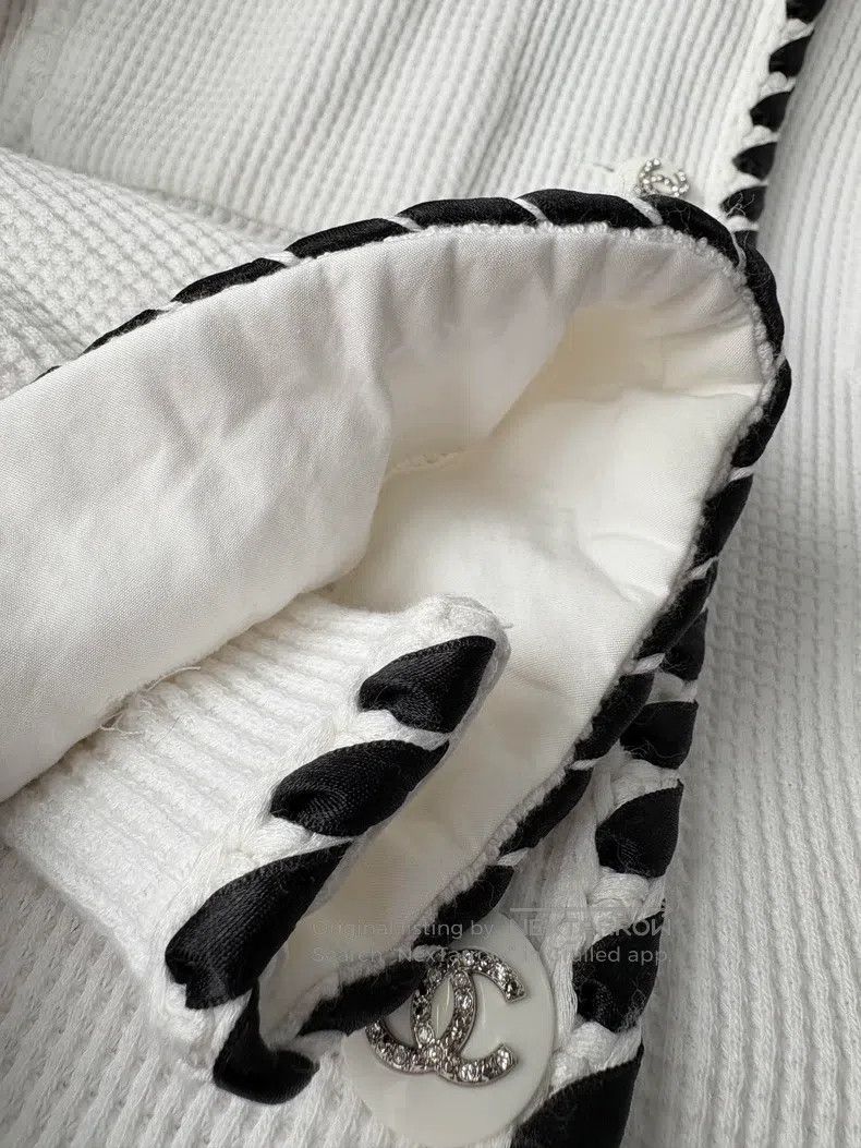 Chanel Chanel 21C popular white and black rolled-edged waffle coa Size XS / US 0-2 / IT 36-38 - 4 Thumbnail