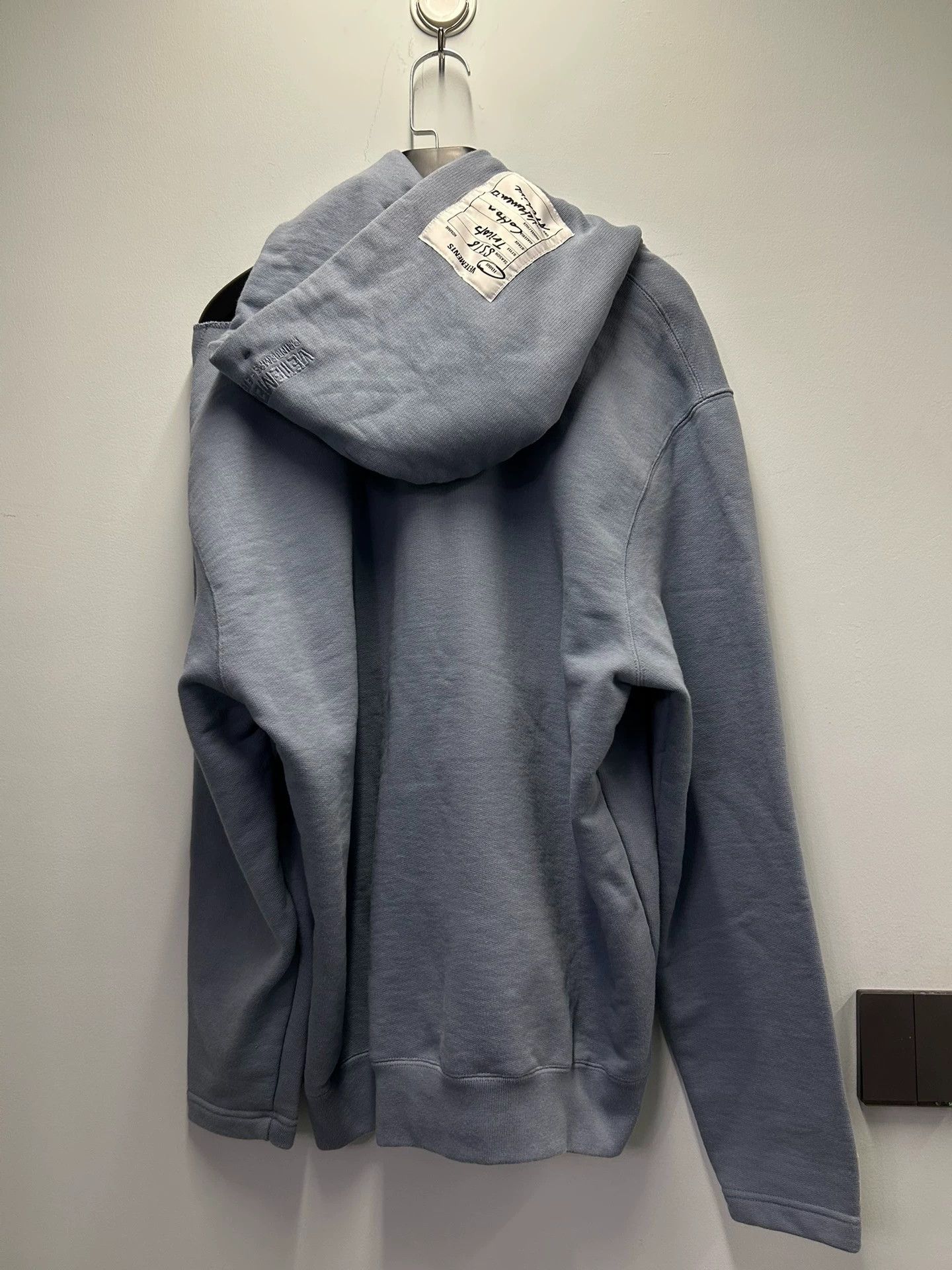 Vetements Vetements Off-Shoulder Sweatshirt Size XS / US 0-2 / IT 36-38 - 2 Thumbnail