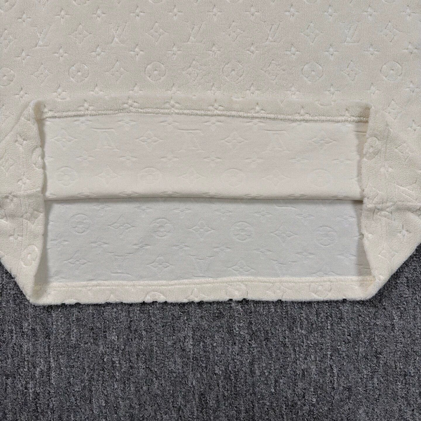 Louis Vuitton LV Beige AO Print Terry SS L Size US L / EU 52-54 / 3 - 6 Thumbnail
