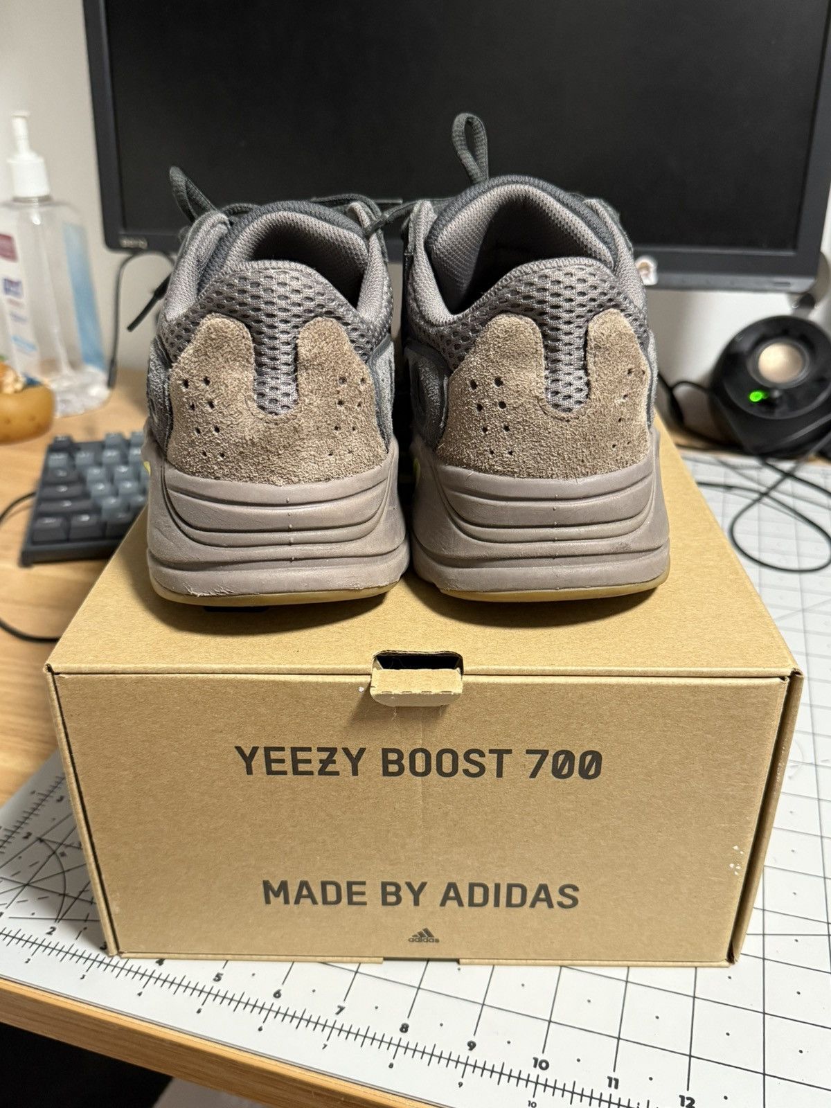 Yeezy Mauve Yeezy 700s Size US 9 / EU 42 - 3 Thumbnail