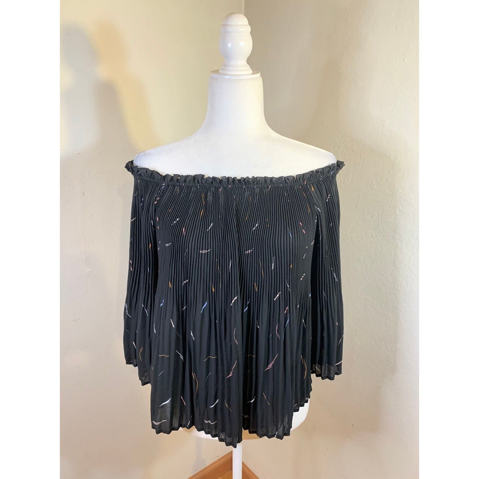 Apt. 9 Apt. 9 Women's Cold Shoulder Black Top size XS Size XS / US 0-2 / IT 36-38 - 7 Thumbnail