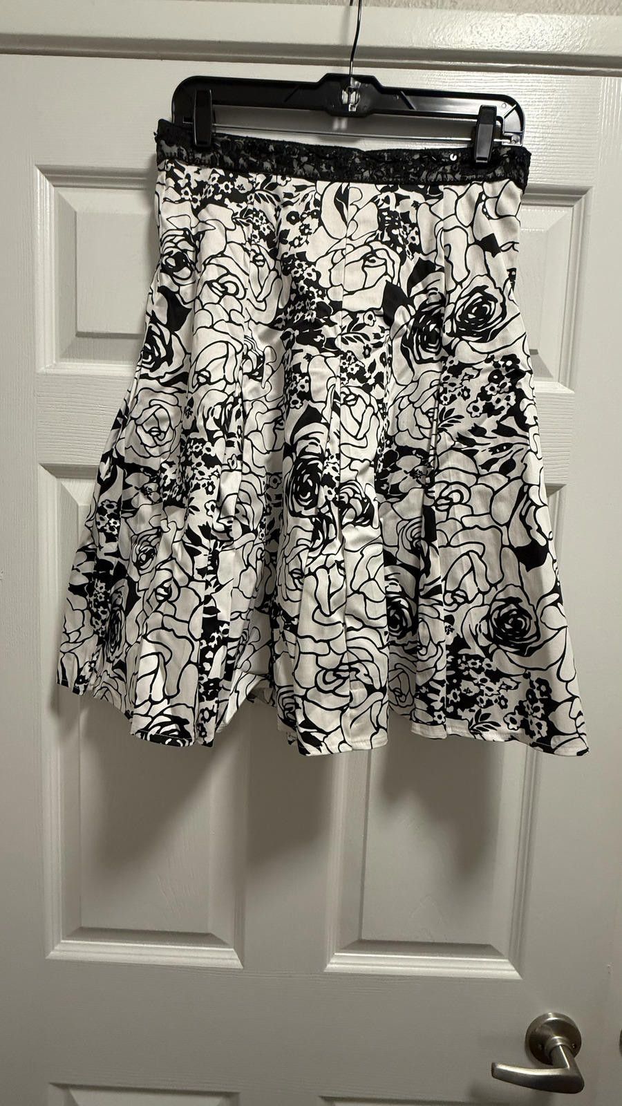 Industry of All Nations Elegant Black & White Floral Print Skirt Size 30" / US 8 / IT 44 - 1 Thumbnail