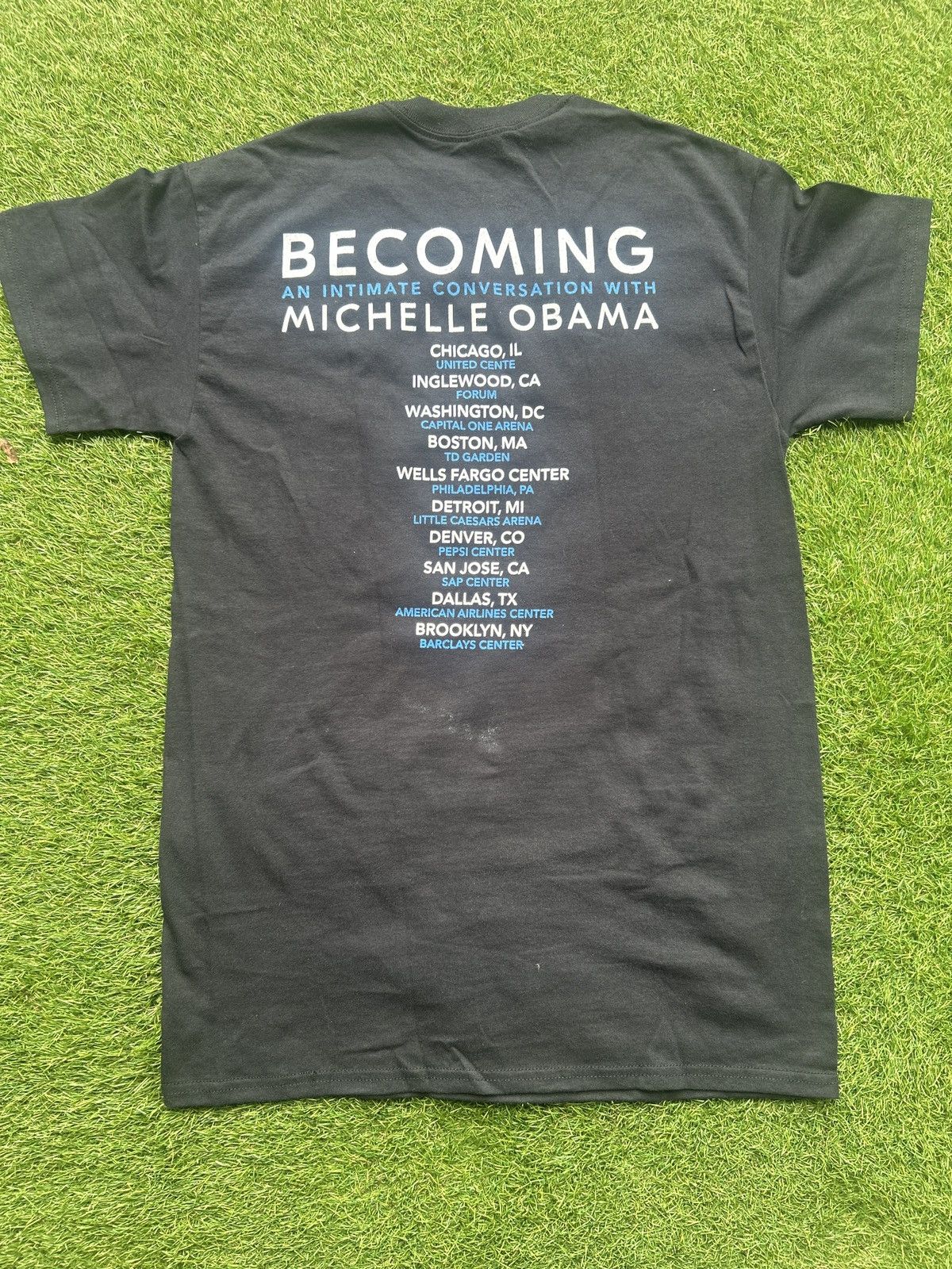 Gildan Michelle Obama 2018 Becoming Tour T-Shirt Size US L / EU 52-54 / 3 - 4 Thumbnail