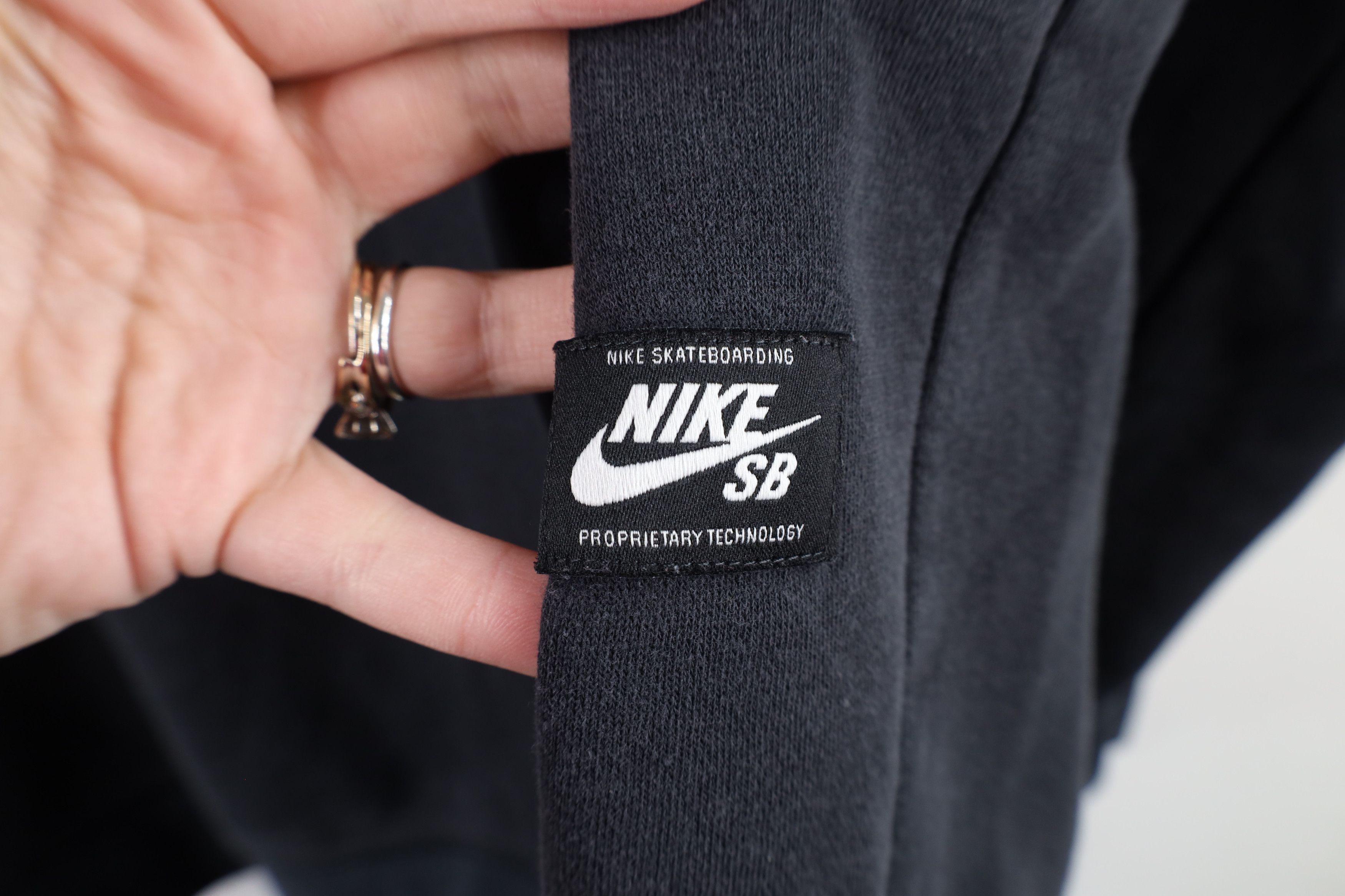 Nike Vintage Nike SB Spell Out Big Swoosh Logo Skateboard Hoodie Size US L / EU 52-54 / 3 - 8 Thumbnail