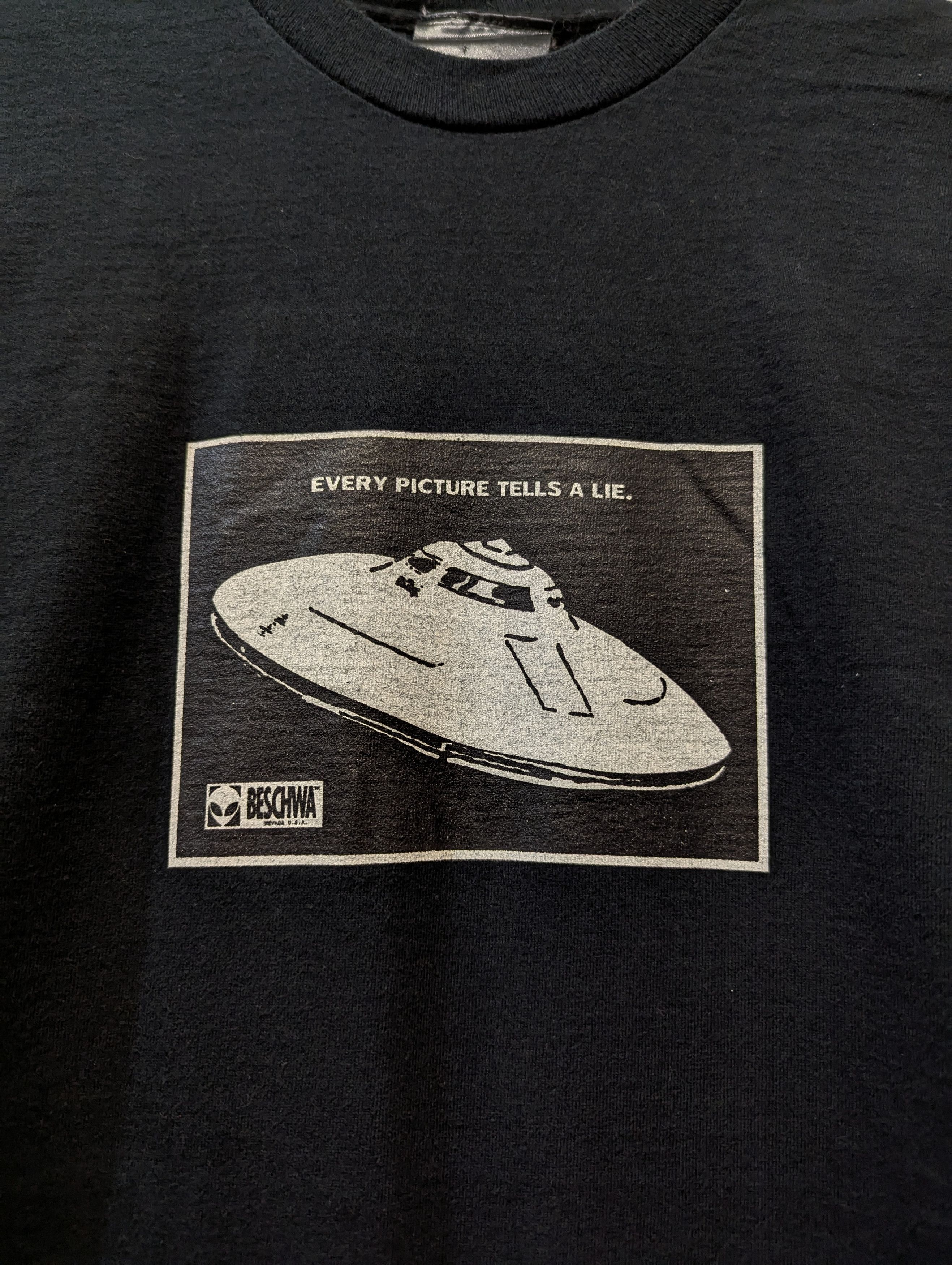 Alien Workshop × Hook-Ups 💥 RARE 💥 VINTAGE 90S BESCHWA ALIEN UFO SKATEBOARDS TEE Size US M / EU 48-50 / 2 - 3 Thumbnail