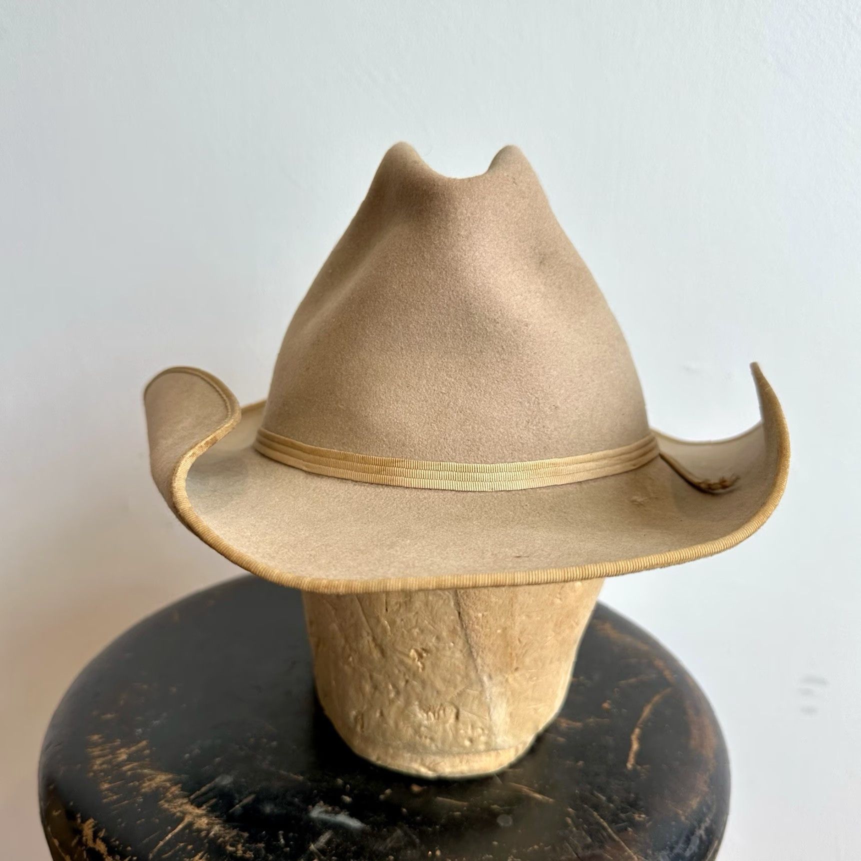 FELT VINTAGE HaT Plainsman Cowboy Hat Raw Hide Felt Fresno Western Hat Cowboy Hat Mens 7 1/8 Felt Brown? Size ONE SIZE - 2 Thumbnail