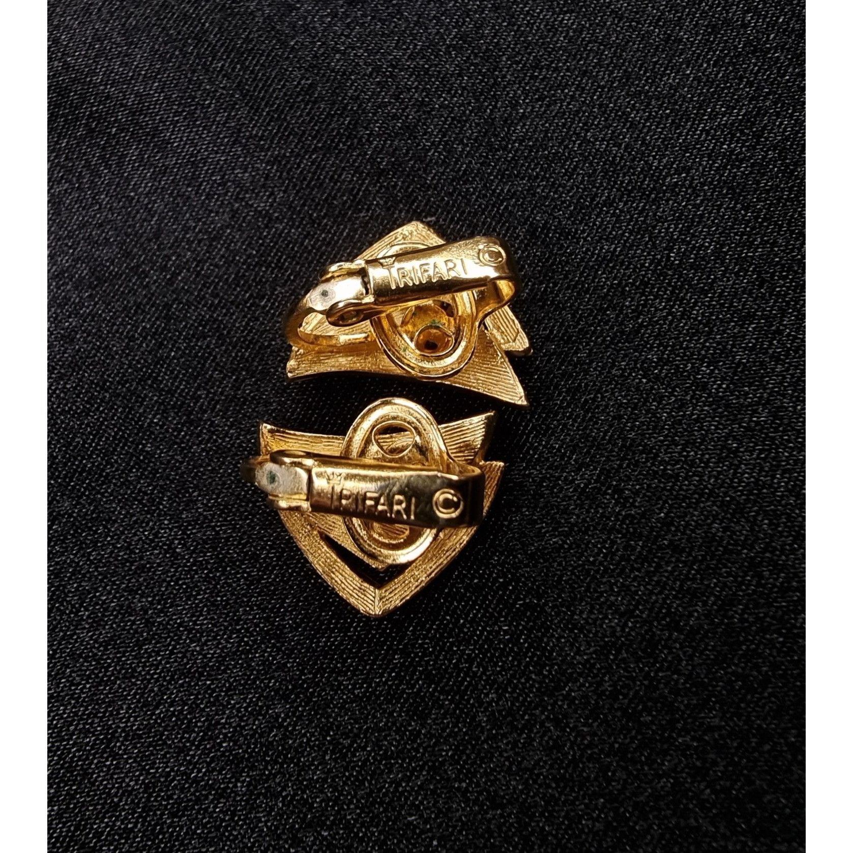Vintage Vintage 1960s TRIFARI Signed Gold Clip-On Earrings With Whit Size ONE SIZE - 6 Thumbnail