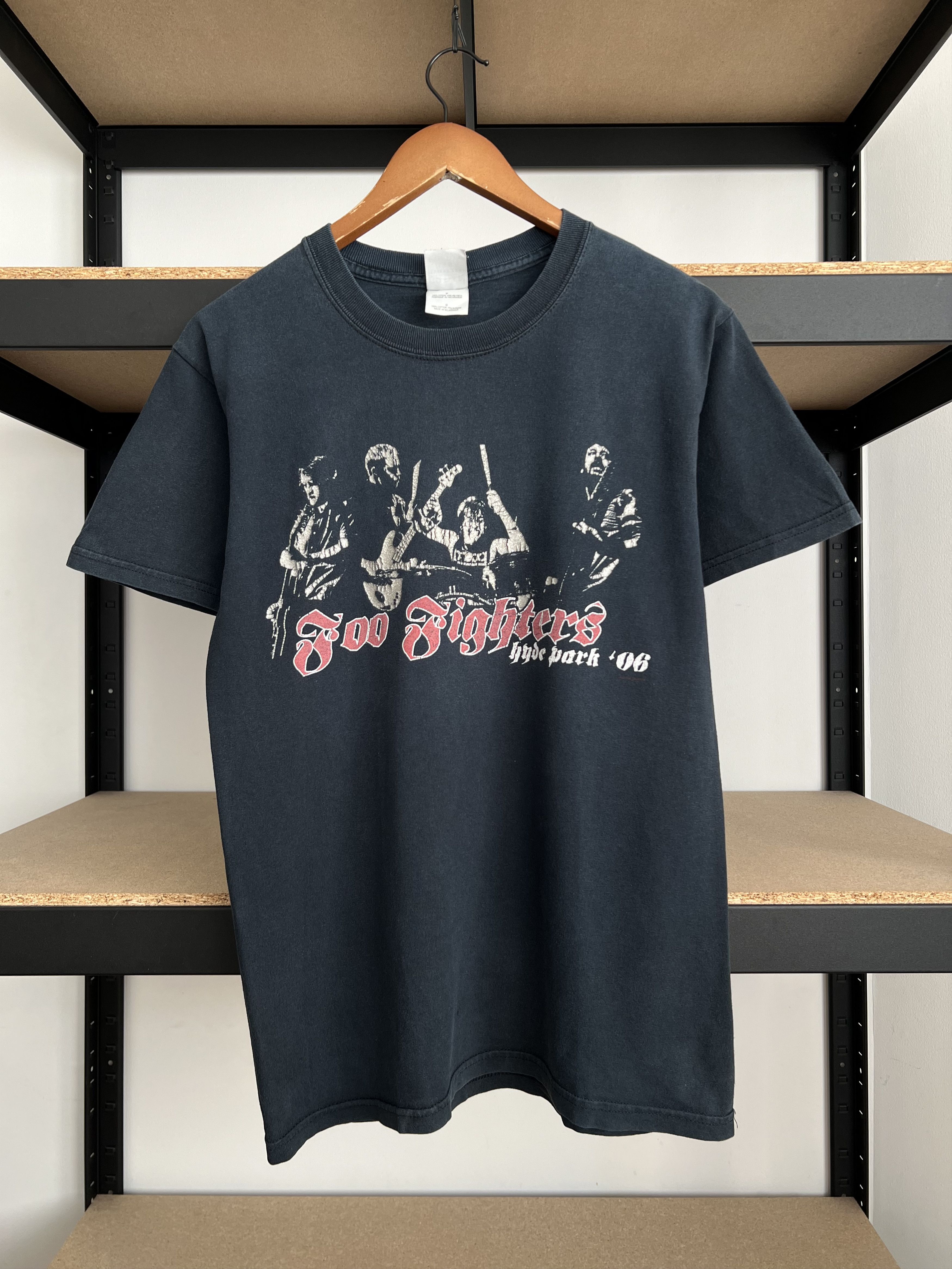 Band Tees Vintage 2006 Foo Fighters Hyde Park Black T-shirt Size US S / EU 44-46 / 1 - 3 Thumbnail