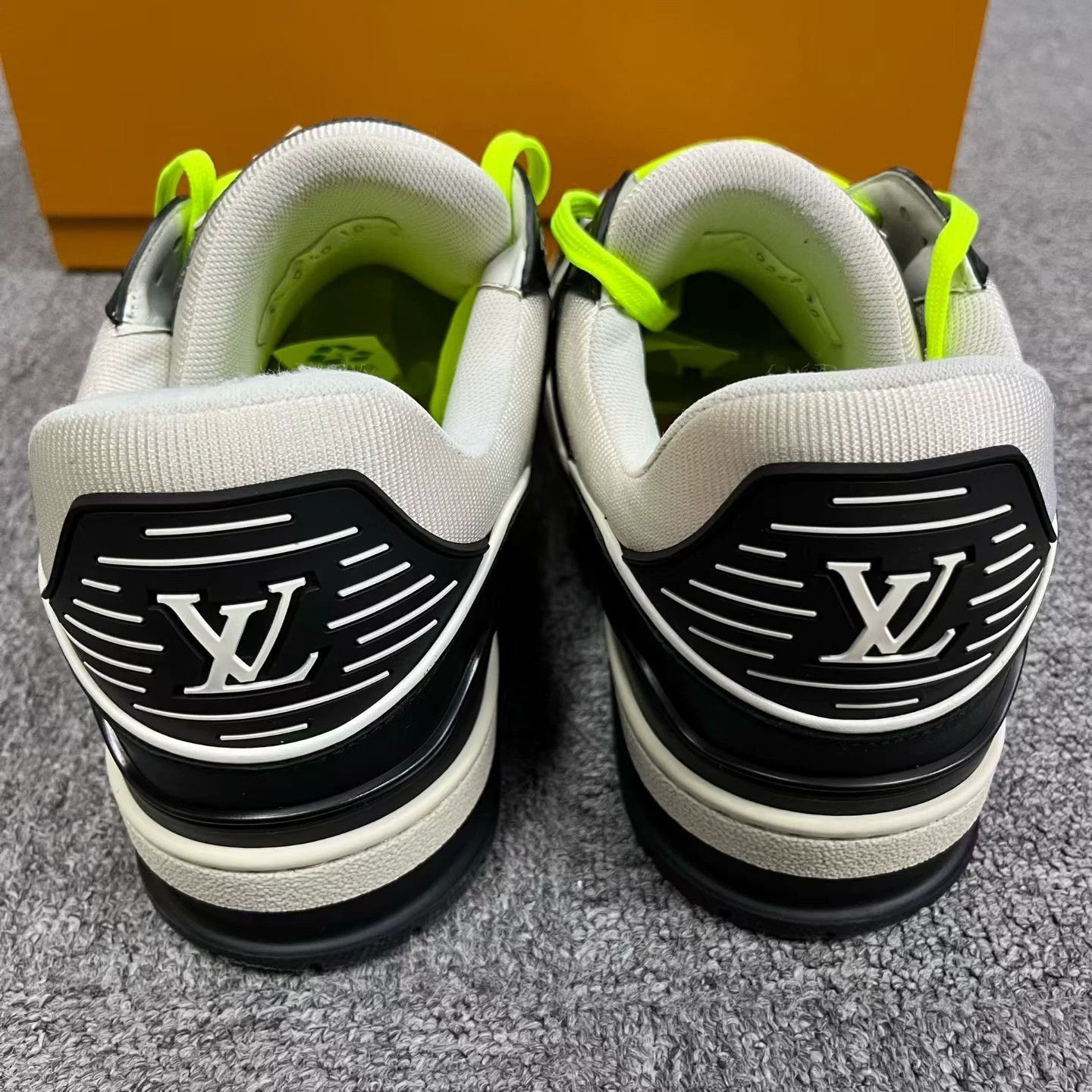 Louis Vuitton louis vuitton black and white low-top sneakers Size US 10 / EU 43 - 4 Thumbnail