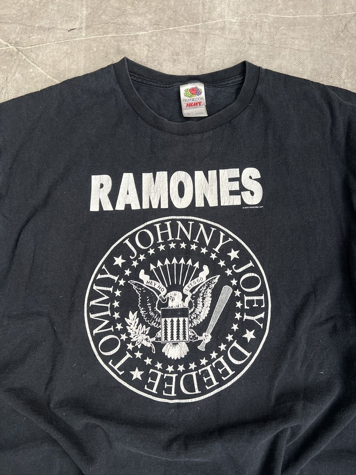 Fruit Of The Loom Ramones Band 2005 T Shirt Vintage Punk Rock Hey Ho let’s Go Size US XL / EU 56 / 4 - 2 Thumbnail