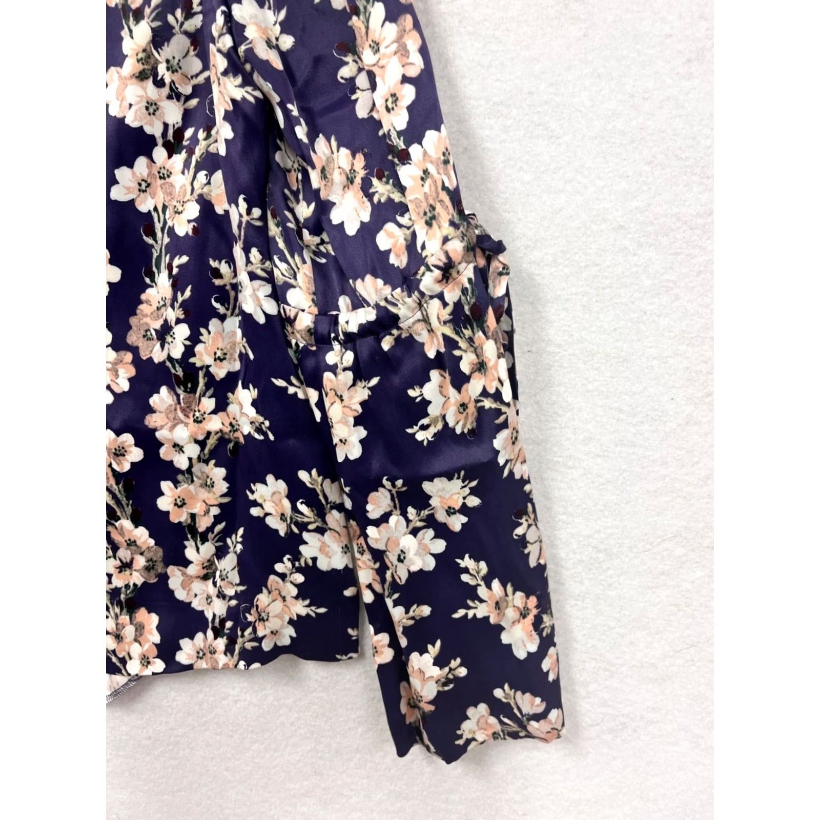 Club Monaco VINTAGE Club Monaco Blouse Floral Navy M Unisex Adults Crew Neck Long Sleeve Polyester Viscose Size M / US 6-8 / IT 42-44 - 7 Thumbnail