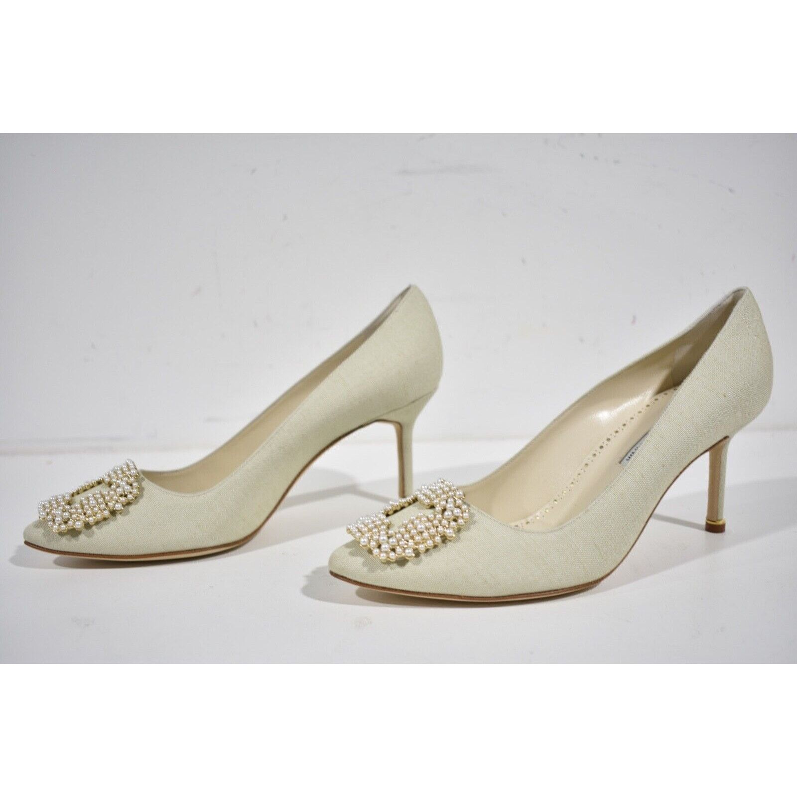 Manolo Blahnik Hangisi 70 Oatmeal Pearl Jewel Buckle Low Heel Pump 39.5 Size US 9.5 / IT 39.5 - 12 Thumbnail