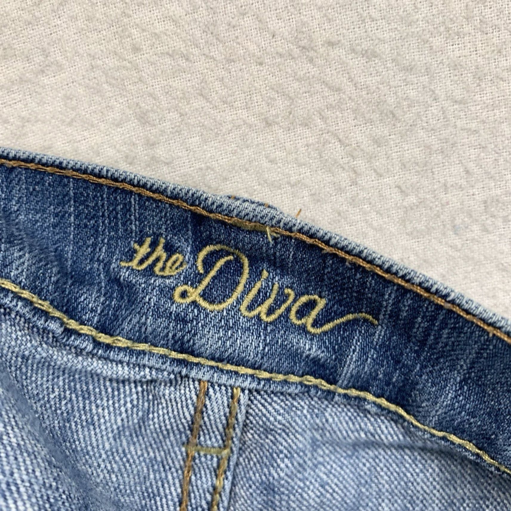 Old Navy Old Navy The Diva Shorts Women's 0 Blue Denim 29in 2in Inseam Flat Front Zip 5-Pocket Stretch Bohemian Casual Summer Festival Beach Vibes Size 25" / US 0 / IT 36 - 3 Thumbnail